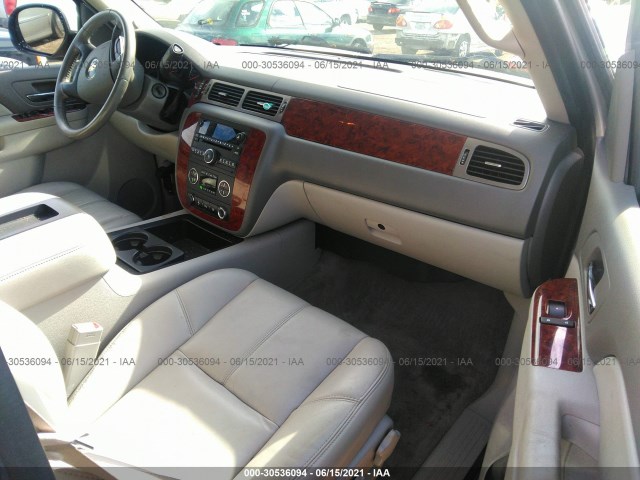 Photo 4 VIN: 1GNUKJE31AR254325 - CHEVROLET SUBURBAN 