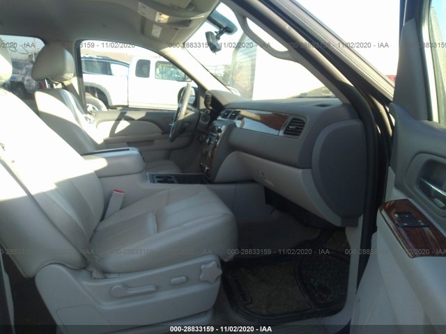 Photo 4 VIN: 1GNUKJE38AR126759 - CHEVROLET SUBURBAN 