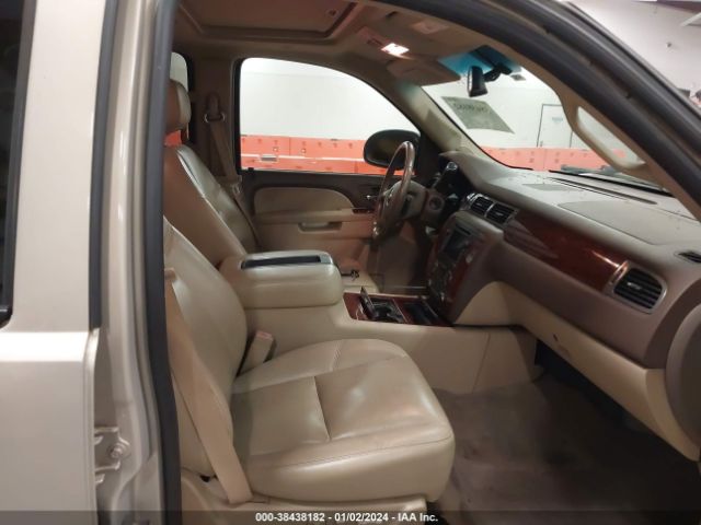 Photo 4 VIN: 1GNUKKE30AR185519 - CHEVROLET SUBURBAN 1500 