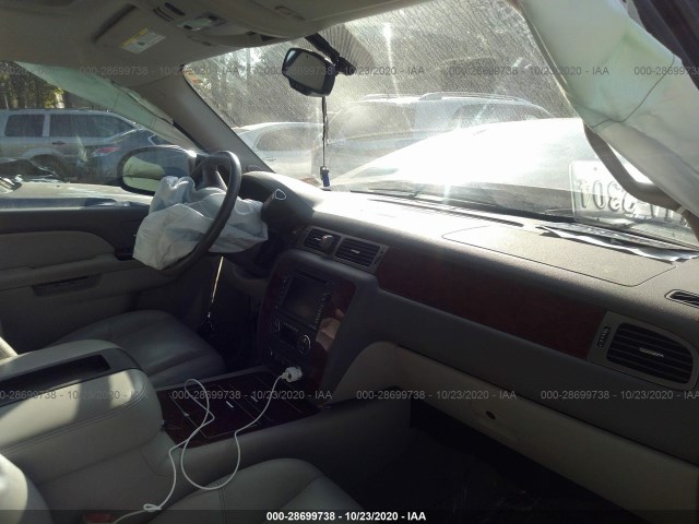 Photo 4 VIN: 1GNUKKE31AR270420 - CHEVROLET SUBURBAN 