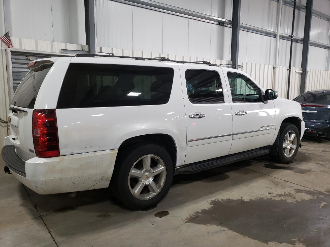 Photo 2 VIN: 1GNUKKE37AR248745 - CHEVROLET SUBURBAN 