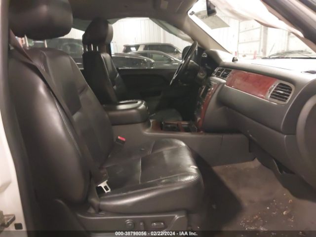 Photo 4 VIN: 1GNUKKE38AR146581 - CHEVROLET SUBURBAN 1500 