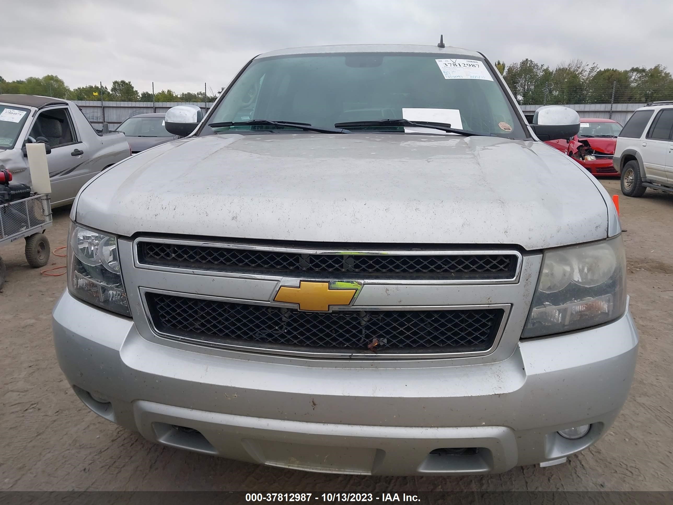 Photo 11 VIN: 1GNUKKE39AR276868 - CHEVROLET SUBURBAN 