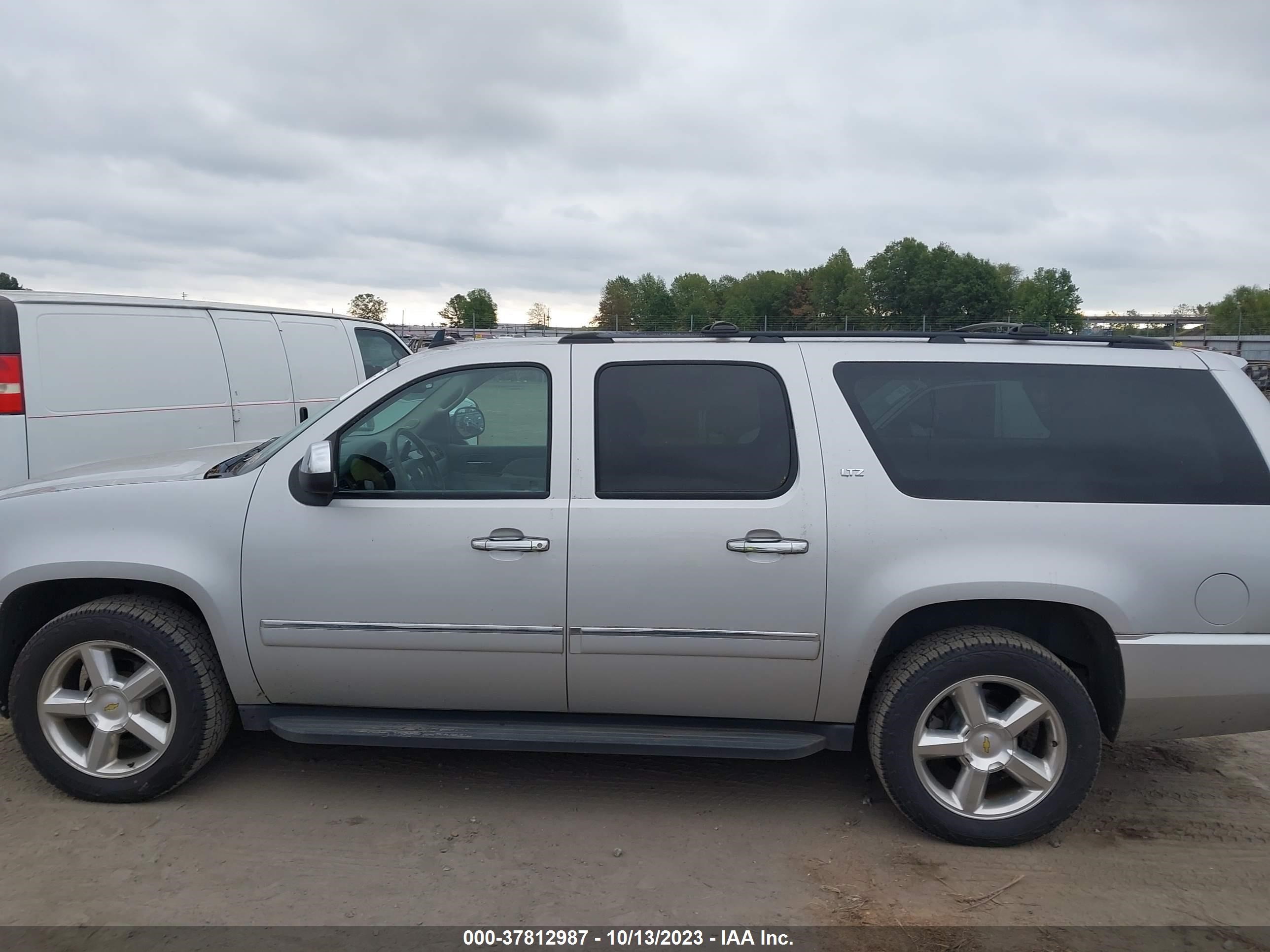 Photo 13 VIN: 1GNUKKE39AR276868 - CHEVROLET SUBURBAN 