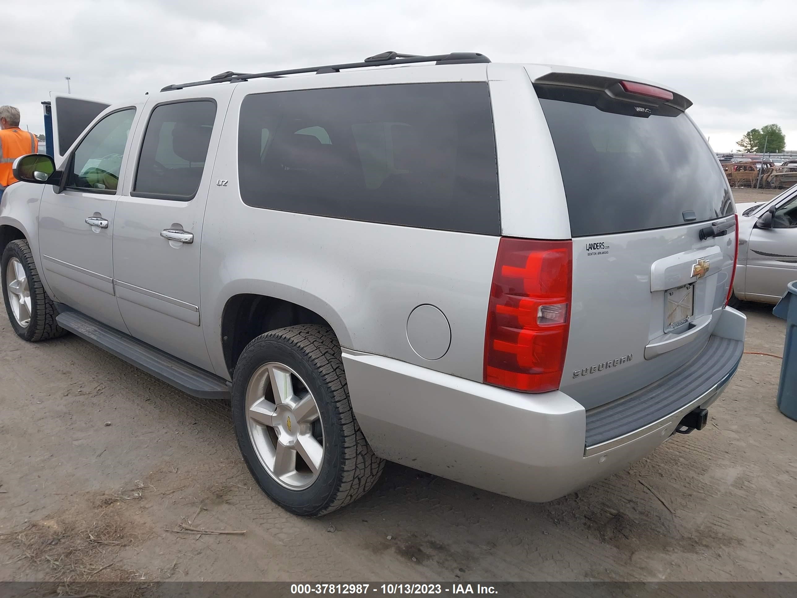 Photo 2 VIN: 1GNUKKE39AR276868 - CHEVROLET SUBURBAN 