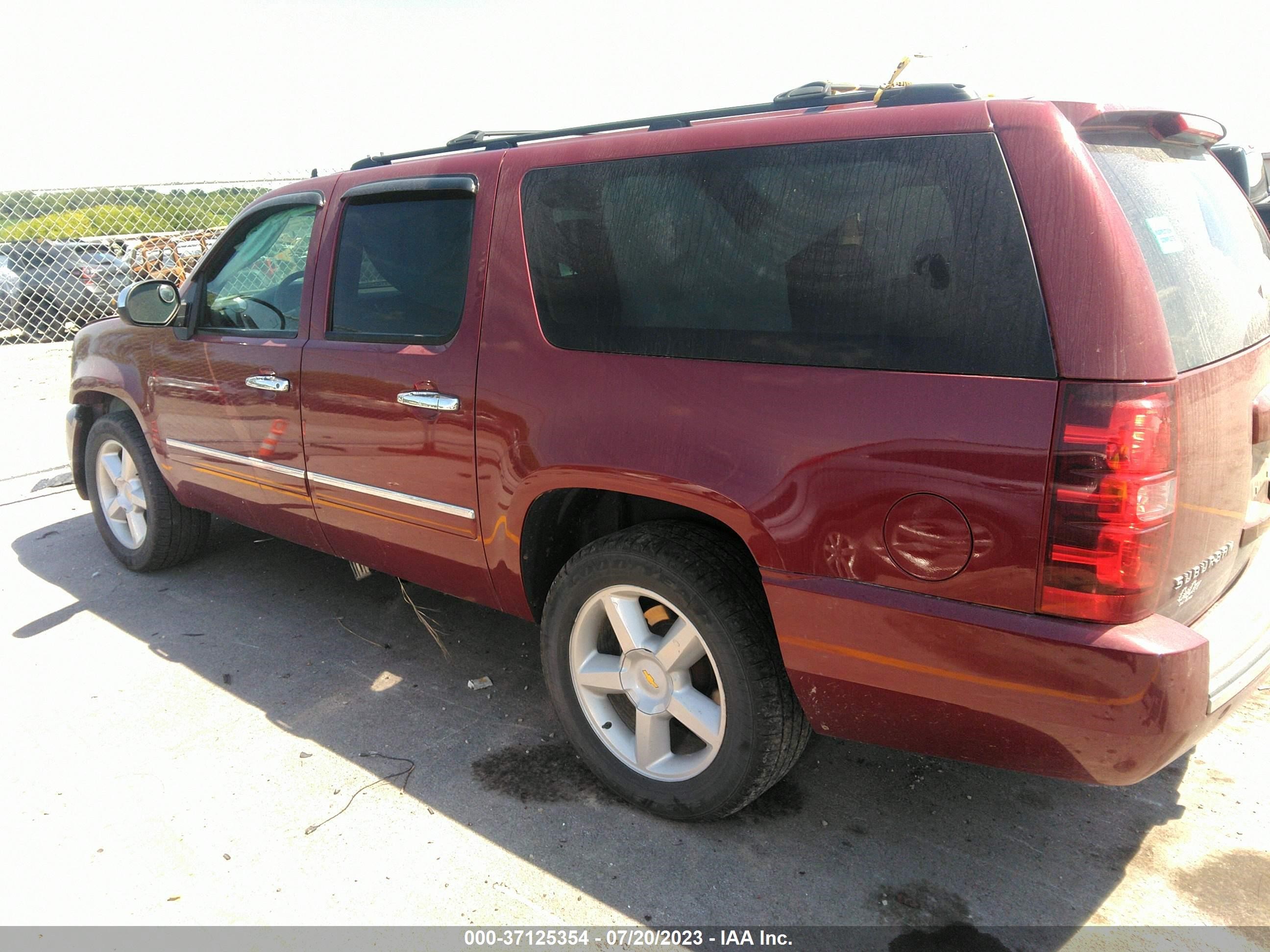 Photo 2 VIN: 1GNUKKE3XAR251719 - CHEVROLET SUBURBAN 