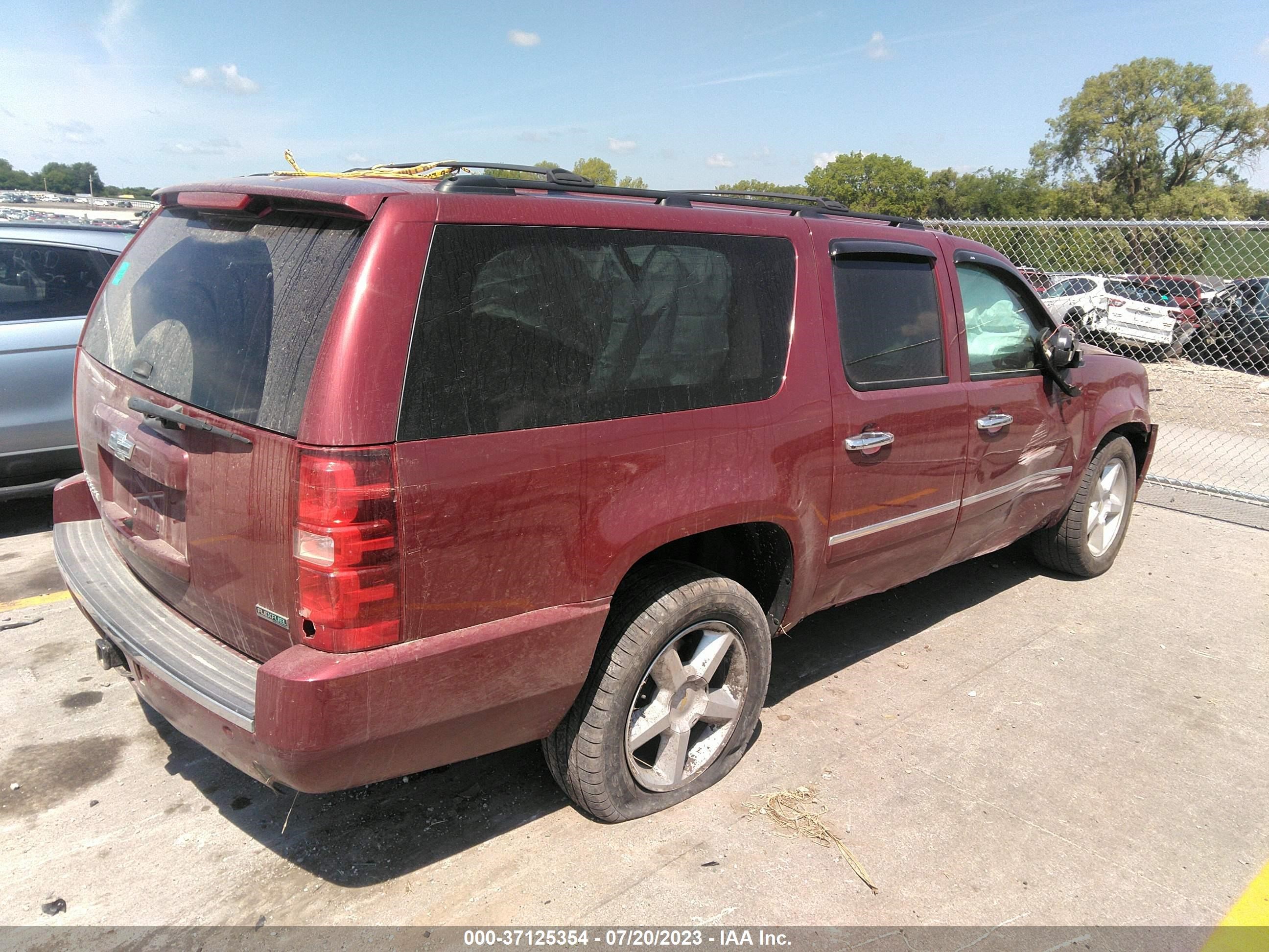 Photo 3 VIN: 1GNUKKE3XAR251719 - CHEVROLET SUBURBAN 