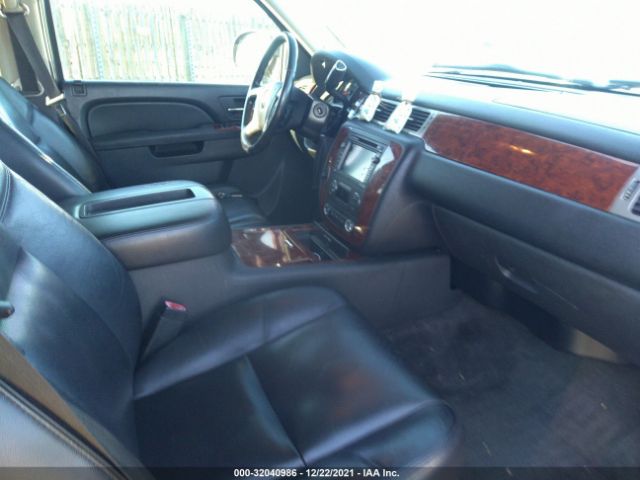 Photo 4 VIN: 1GNUKKE3XAR277706 - CHEVROLET SUBURBAN 