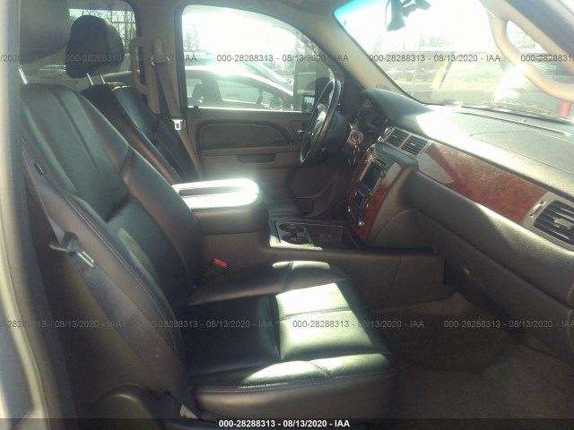 Photo 4 VIN: 1GNWKMEG0BR268506 - CHEVROLET SUBURBAN 