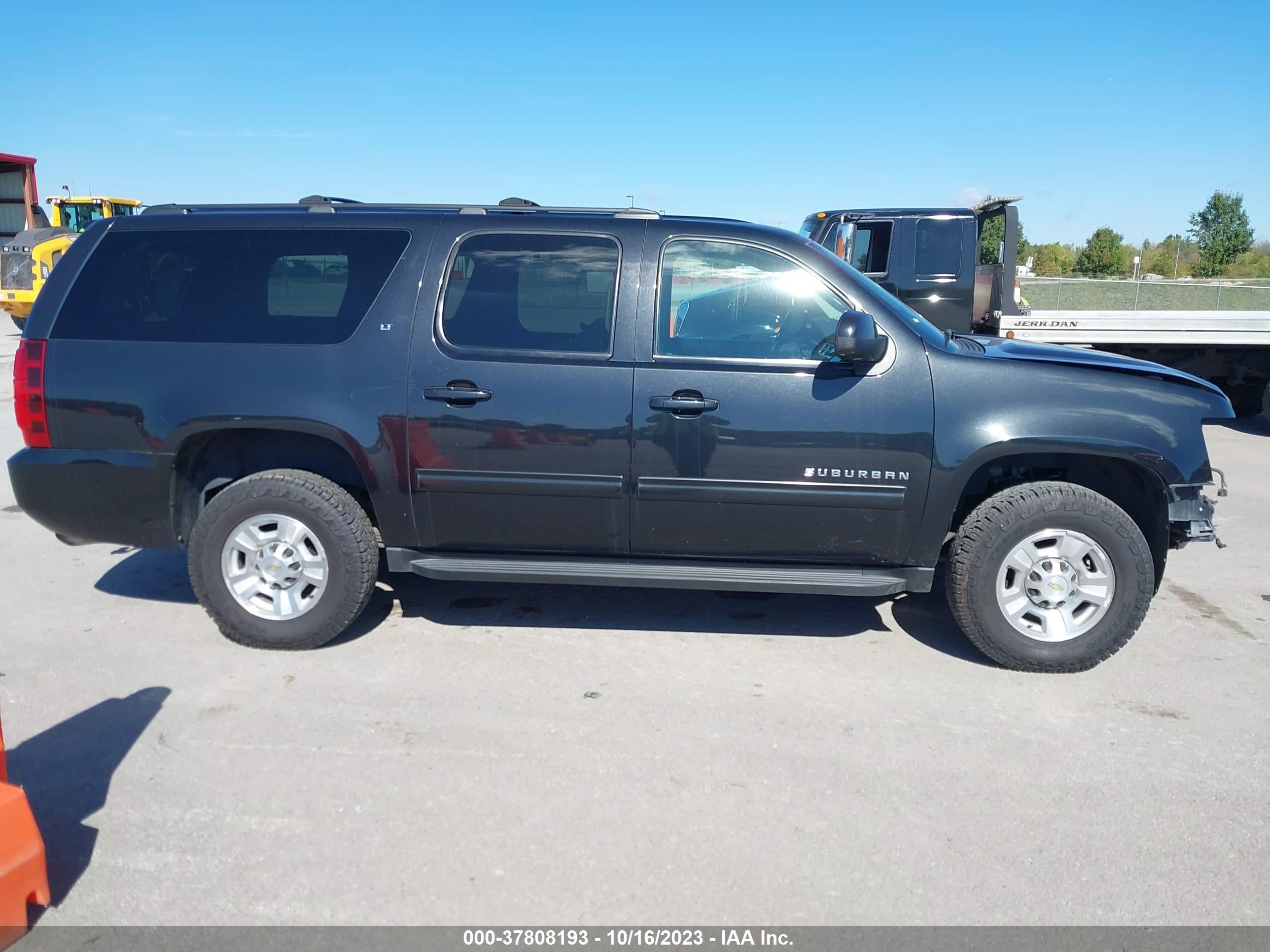 Photo 12 VIN: 1GNWKMEG4BR110184 - CHEVROLET SUBURBAN 