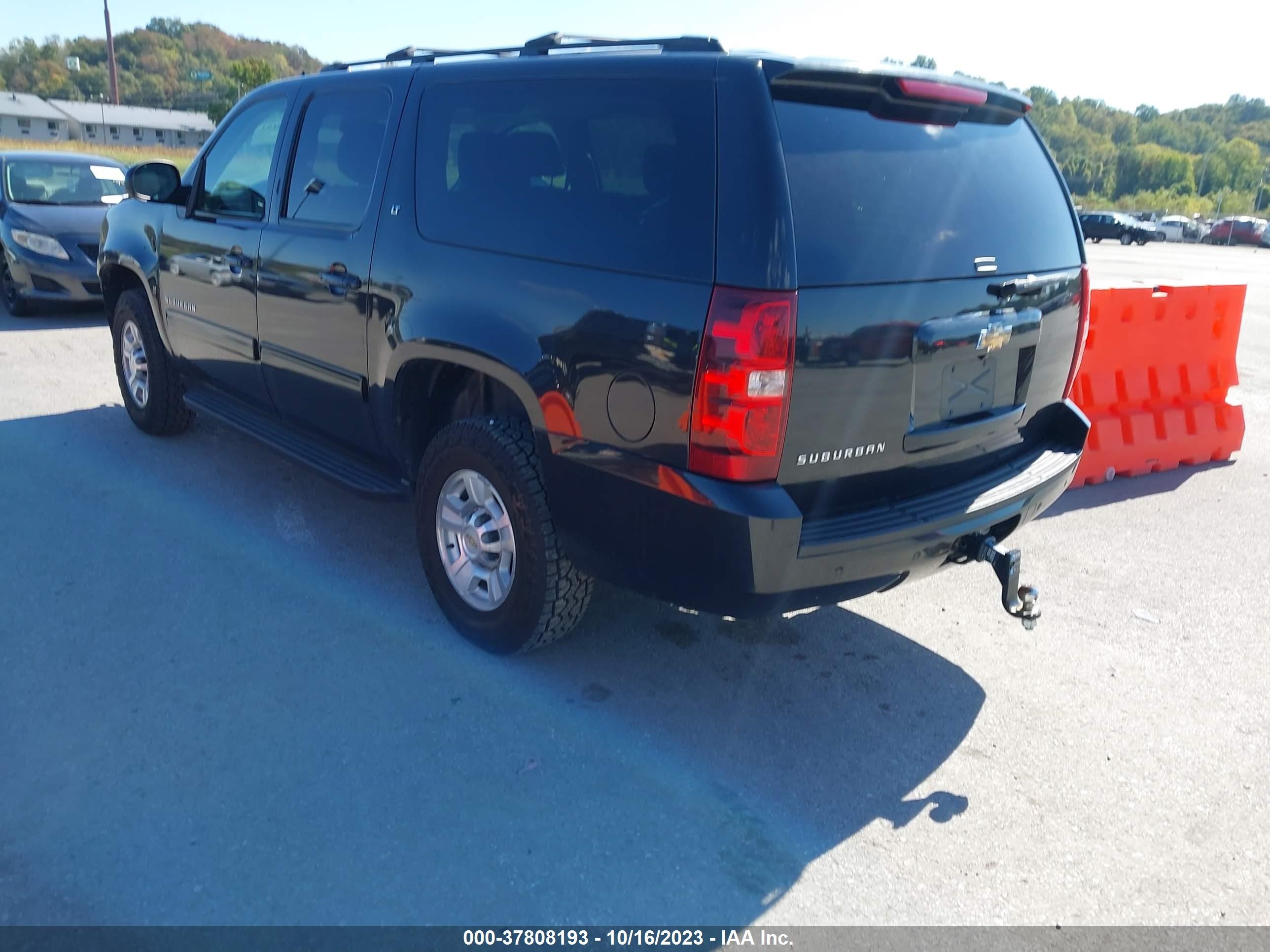 Photo 2 VIN: 1GNWKMEG4BR110184 - CHEVROLET SUBURBAN 