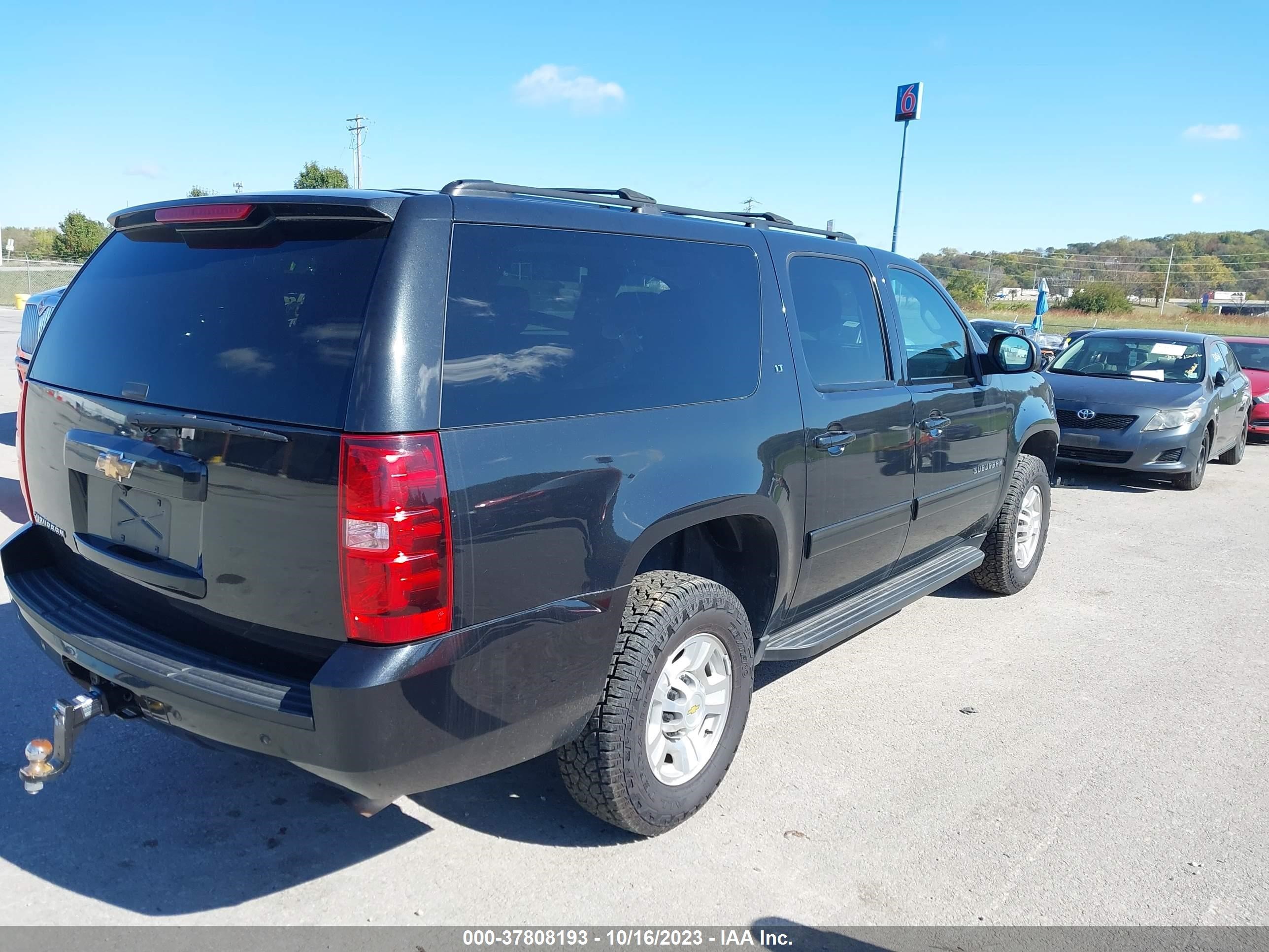 Photo 3 VIN: 1GNWKMEG4BR110184 - CHEVROLET SUBURBAN 