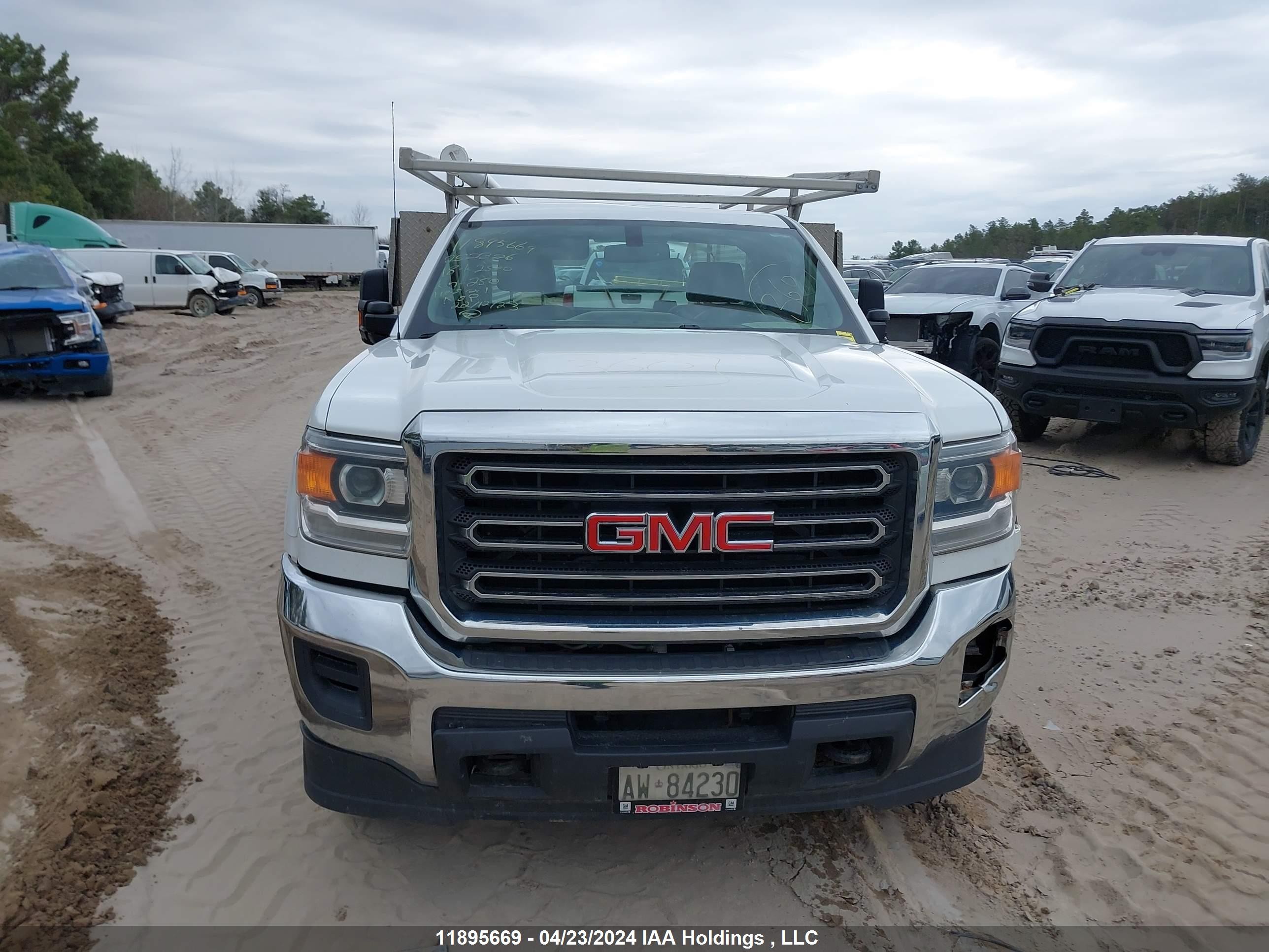 Photo 11 VIN: 1GT02REG3JZ252326 - GMC SIERRA 