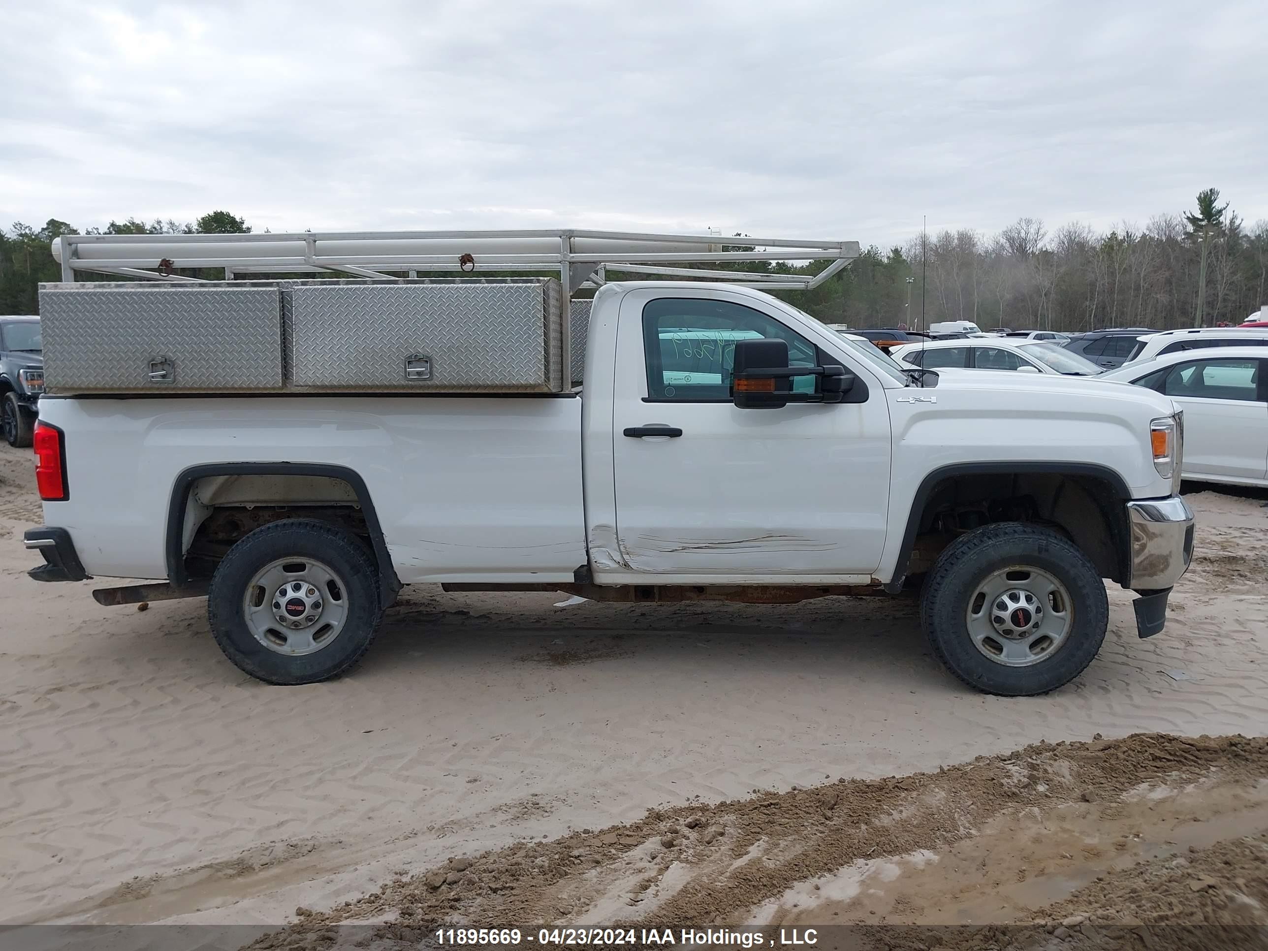 Photo 12 VIN: 1GT02REG3JZ252326 - GMC SIERRA 