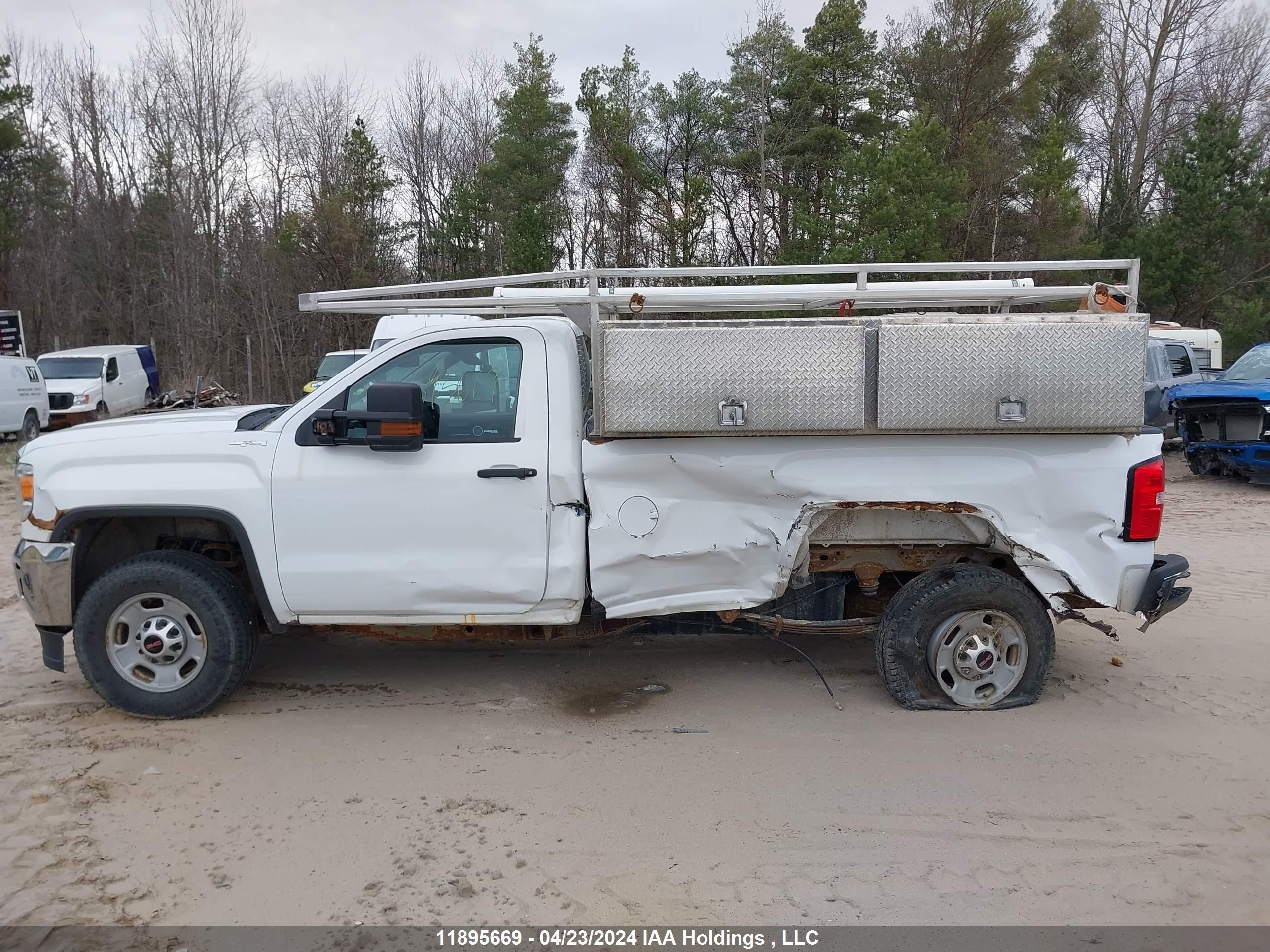 Photo 13 VIN: 1GT02REG3JZ252326 - GMC SIERRA 