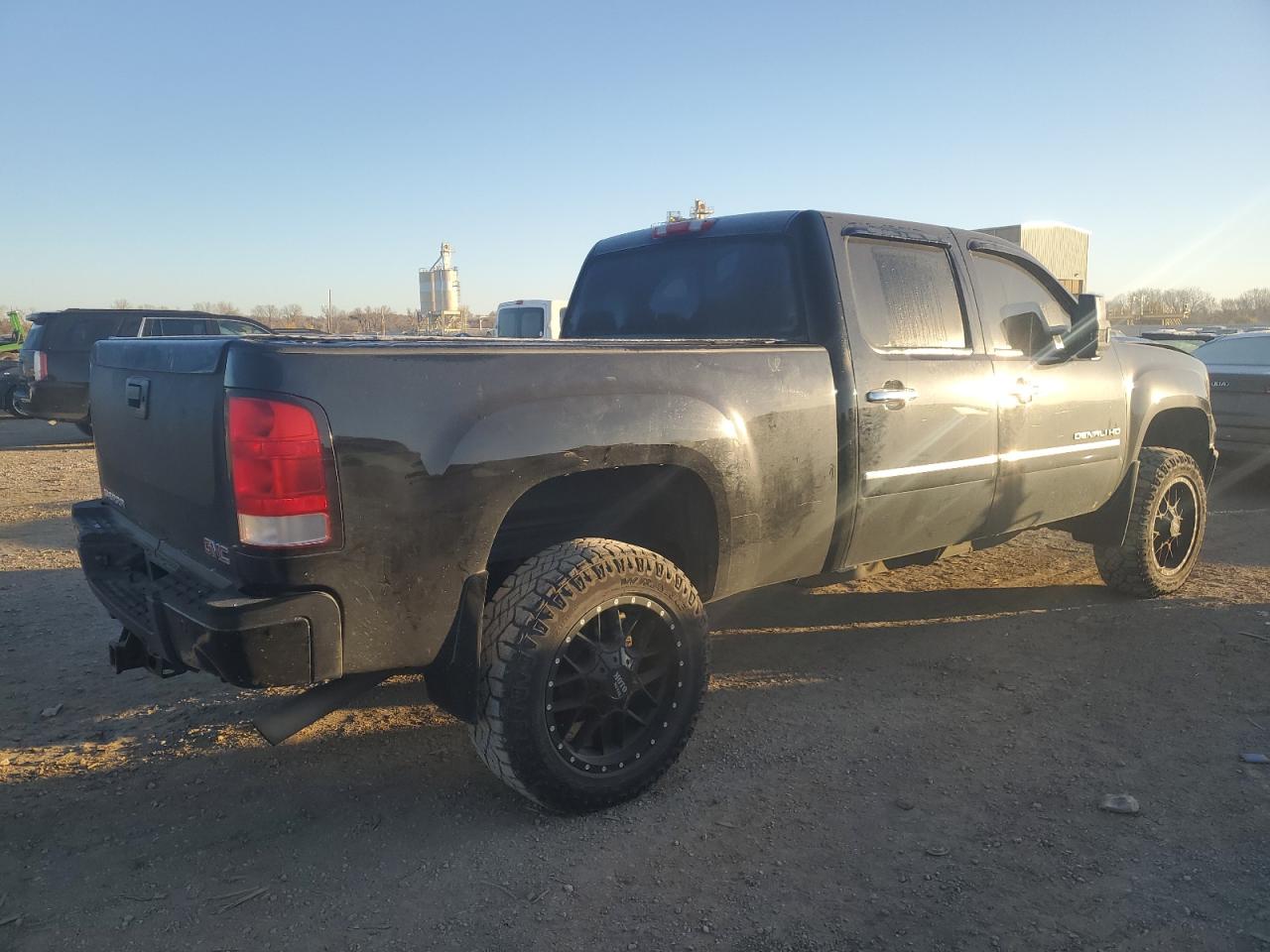 Photo 2 VIN: 1GT125CG6BF102147 - GMC SIERRA 