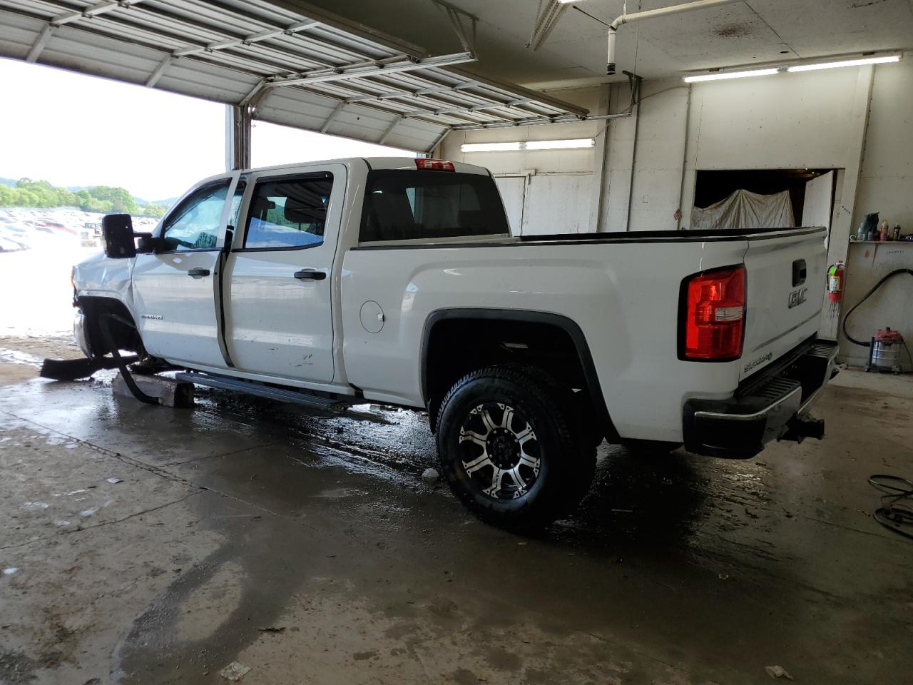 Photo 1 VIN: 1GT12REG2JF113181 - GMC SIERRA 