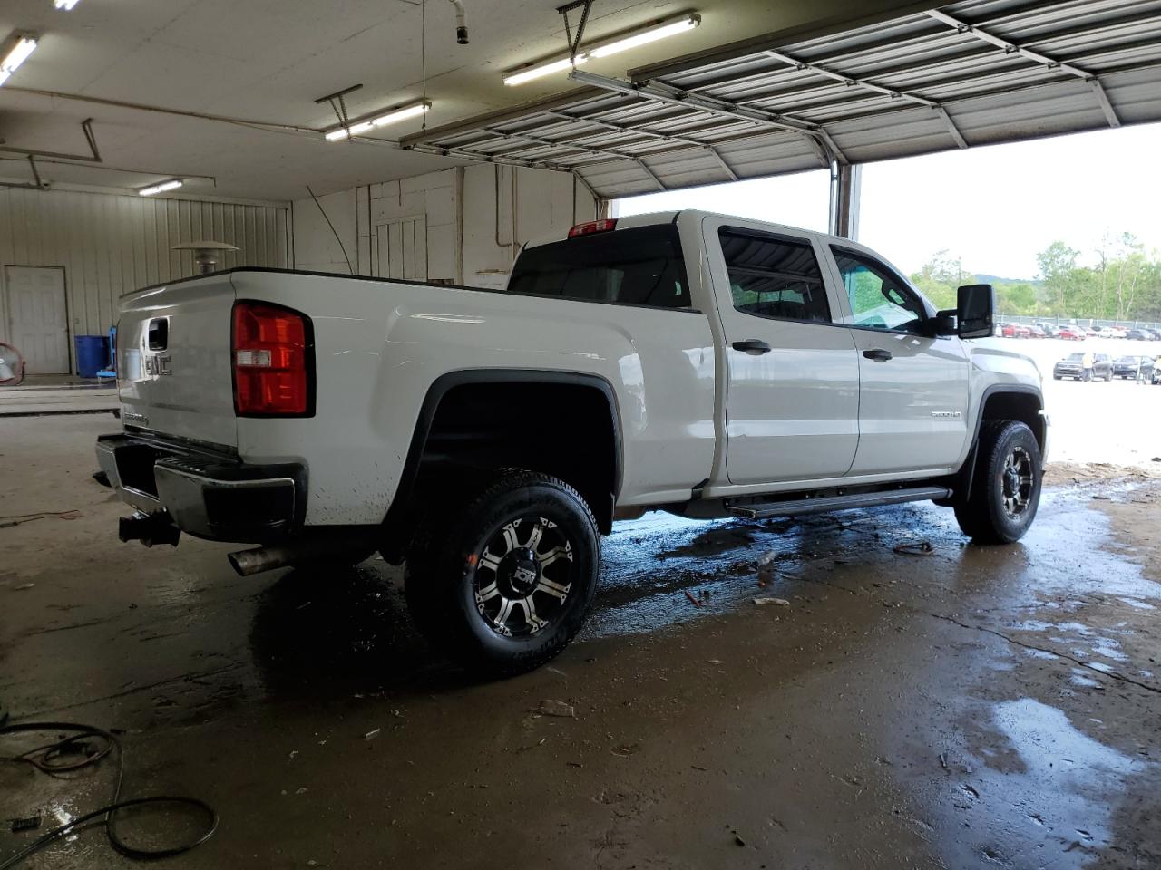 Photo 2 VIN: 1GT12REG2JF113181 - GMC SIERRA 