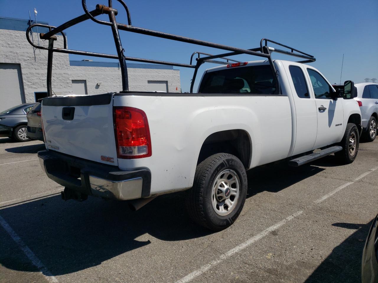 Photo 2 VIN: 1GT212CG3CZ114682 - GMC SIERRA 