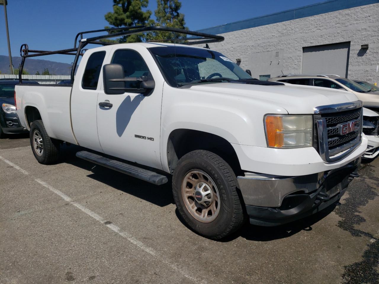 Photo 3 VIN: 1GT212CG3CZ114682 - GMC SIERRA 