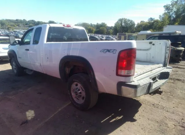 Photo 2 VIN: 1GT220CG1BZ333673 - GMC SIERRA 2500HD 