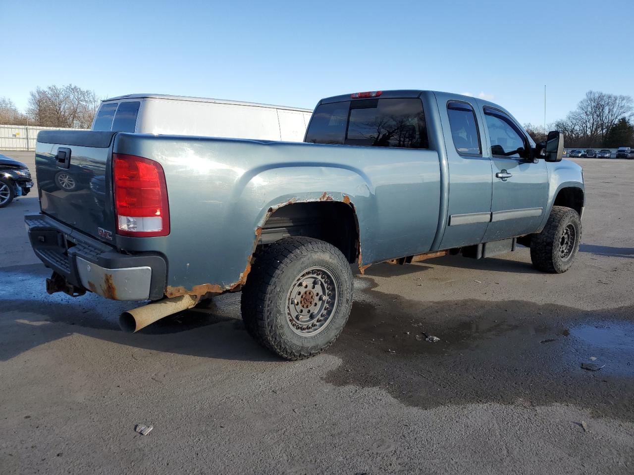 Photo 2 VIN: 1GT221E81DZ138137 - GMC SIERRA 