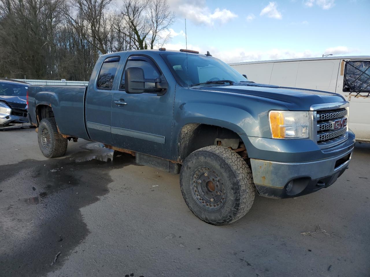 Photo 3 VIN: 1GT221E81DZ138137 - GMC SIERRA 