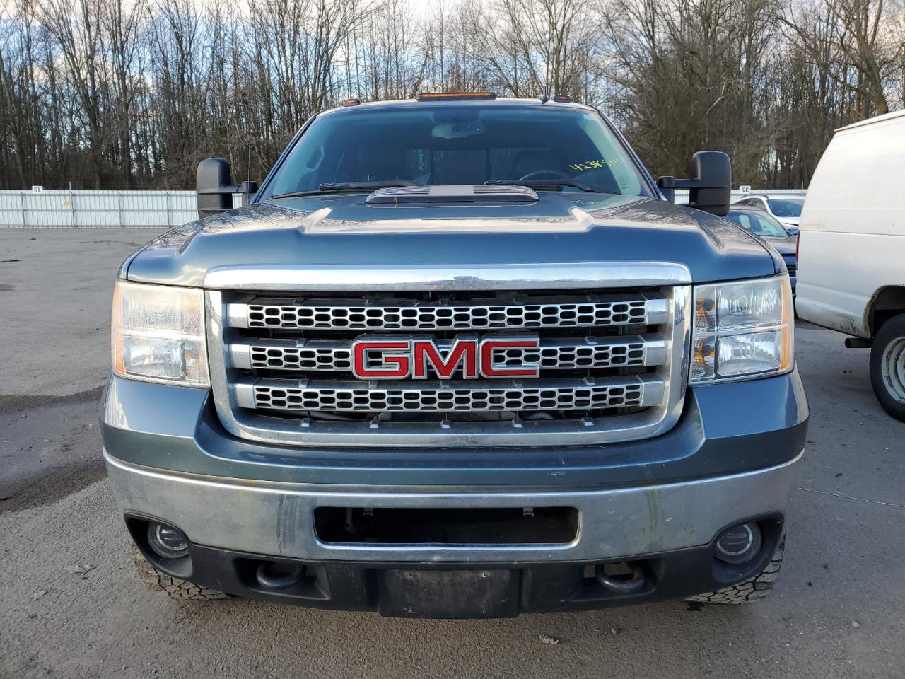 Photo 4 VIN: 1GT221E81DZ138137 - GMC SIERRA 