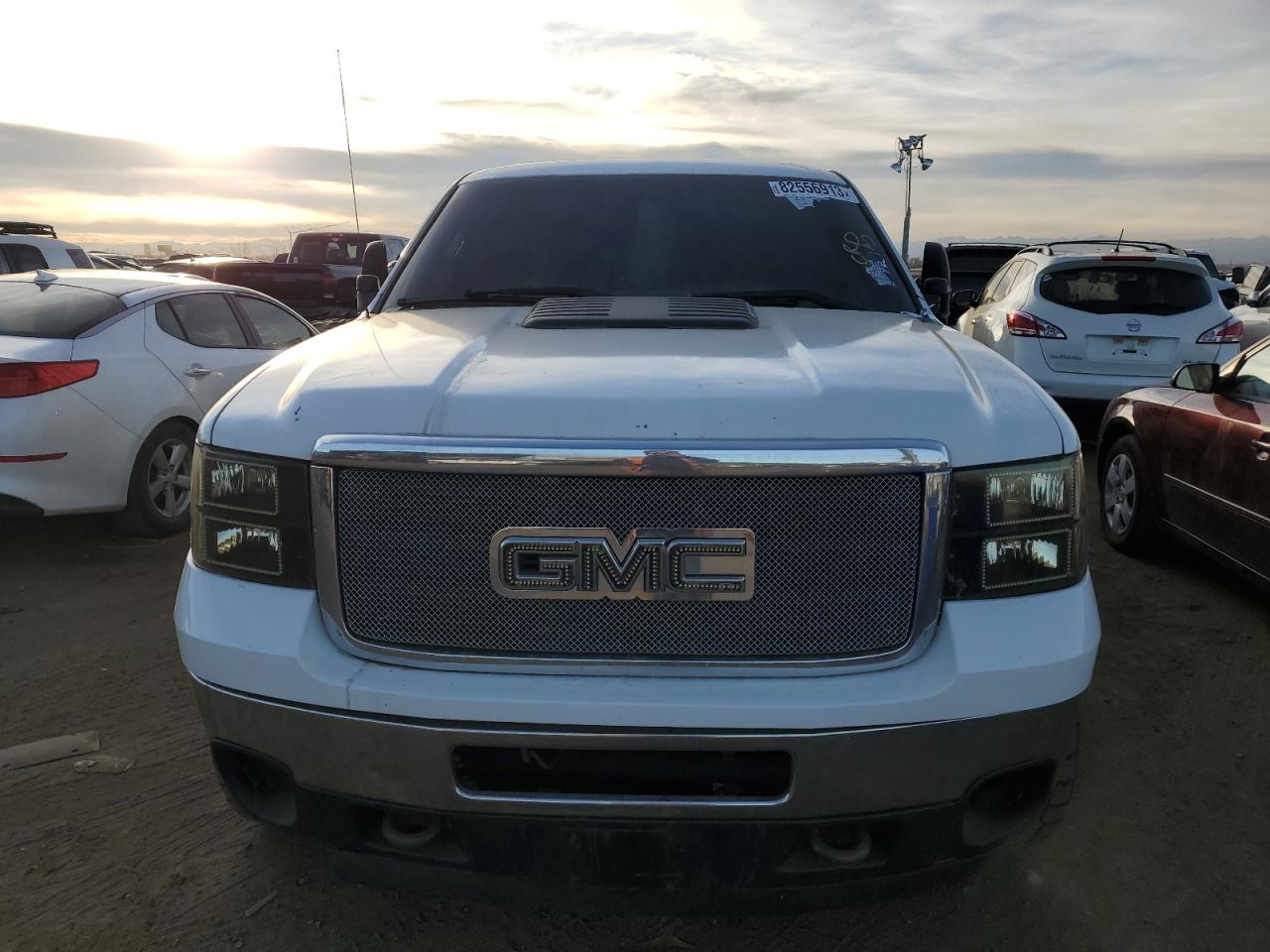 Photo 4 VIN: 1GT422CG3CF223411 - GMC SIERRA 