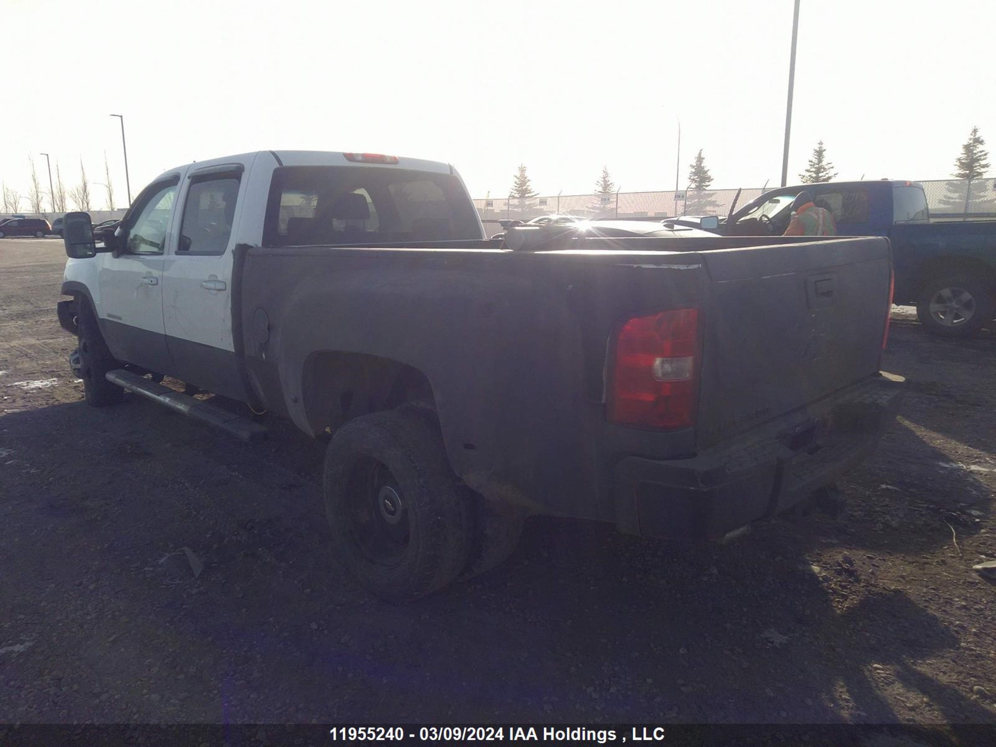 Photo 2 VIN: 1GT423C81CF140459 - GMC SIERRA 