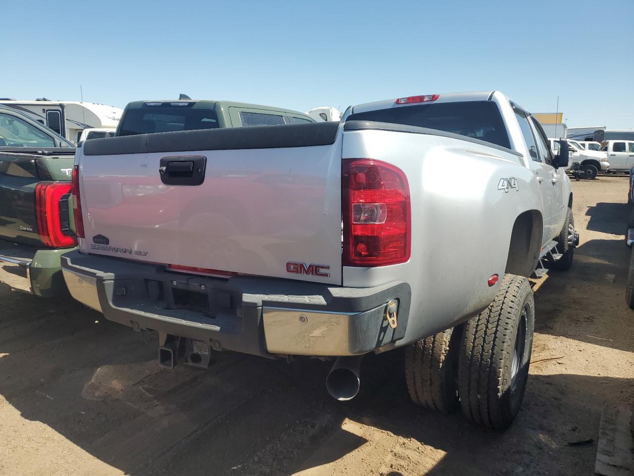 Photo 2 VIN: 1GT424C87BF101315 - GMC SIERRA 