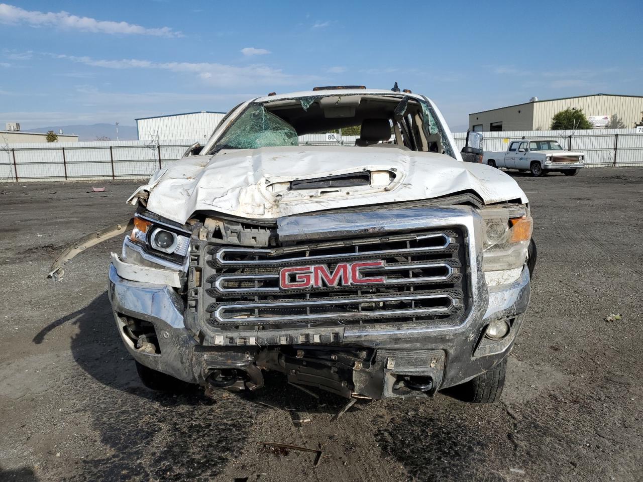 Photo 4 VIN: 1GT42XCY2JF103201 - GMC SIERRA 