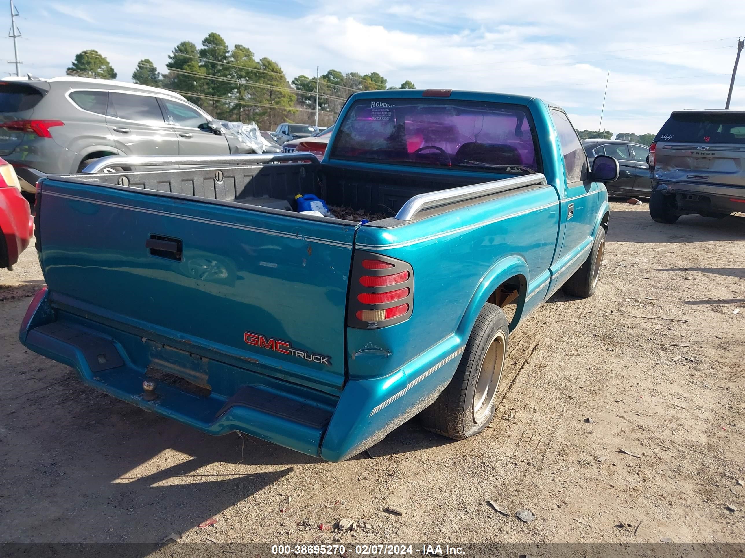 Photo 3 VIN: 1GTCS1440S8521444 - GMC SONOMA 