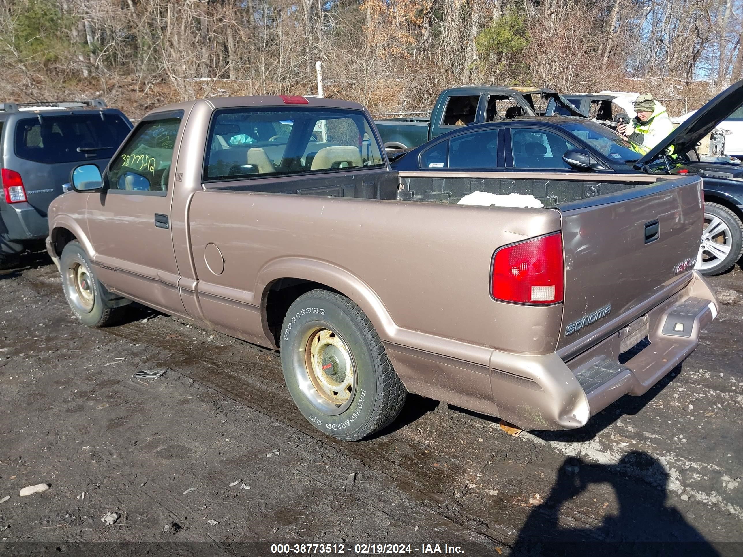 Photo 2 VIN: 1GTCS1441T8528386 - GMC SONOMA 