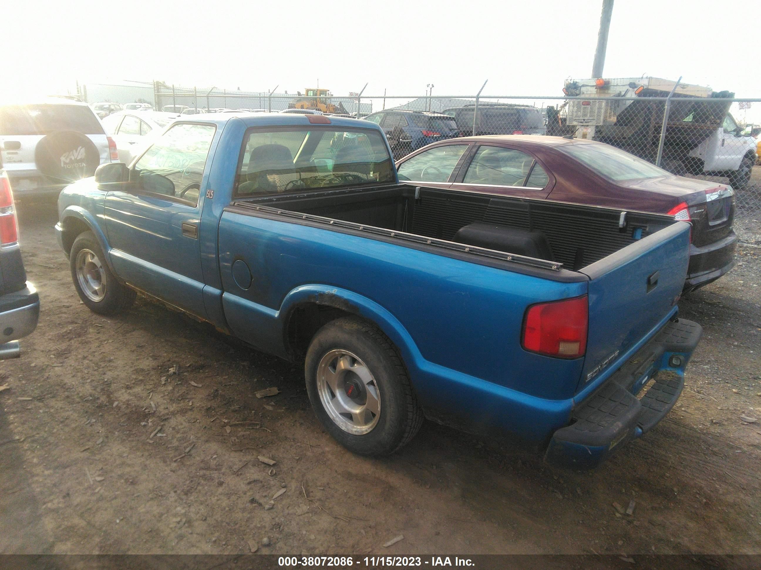 Photo 2 VIN: 1GTCS1443YK162117 - GMC SONOMA 