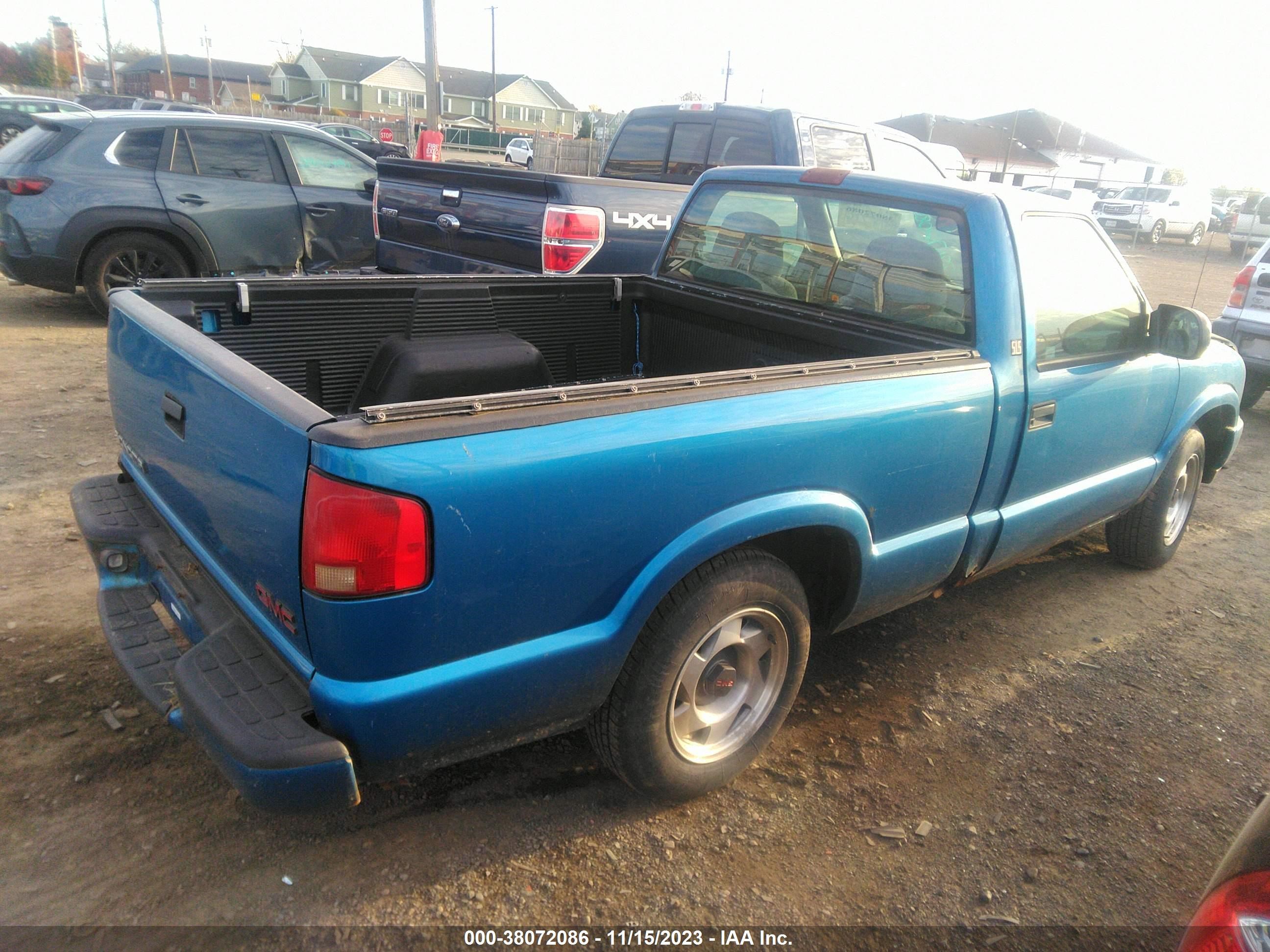 Photo 3 VIN: 1GTCS1443YK162117 - GMC SONOMA 