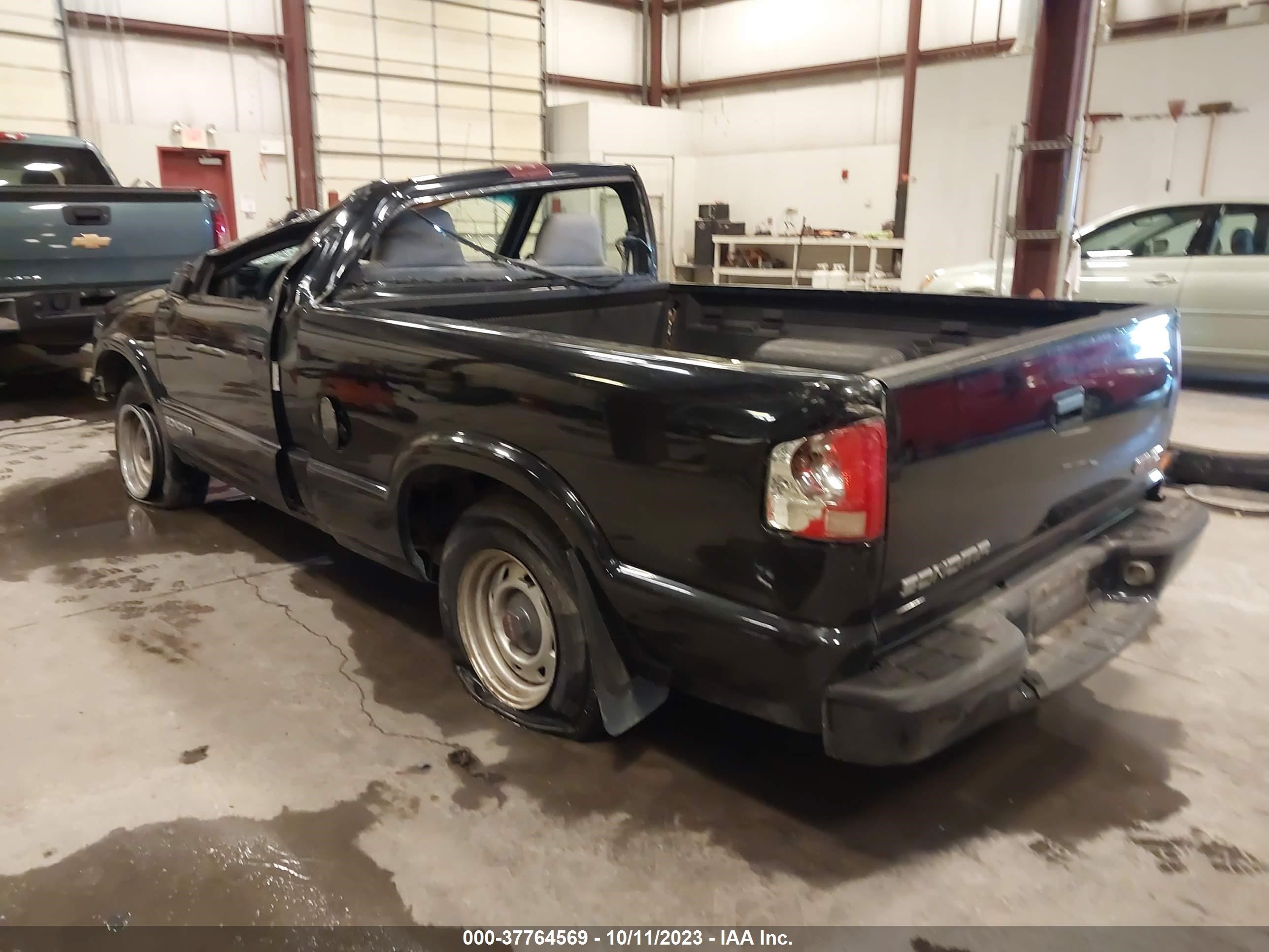 Photo 2 VIN: 1GTCS1444X8520613 - GMC SONOMA 