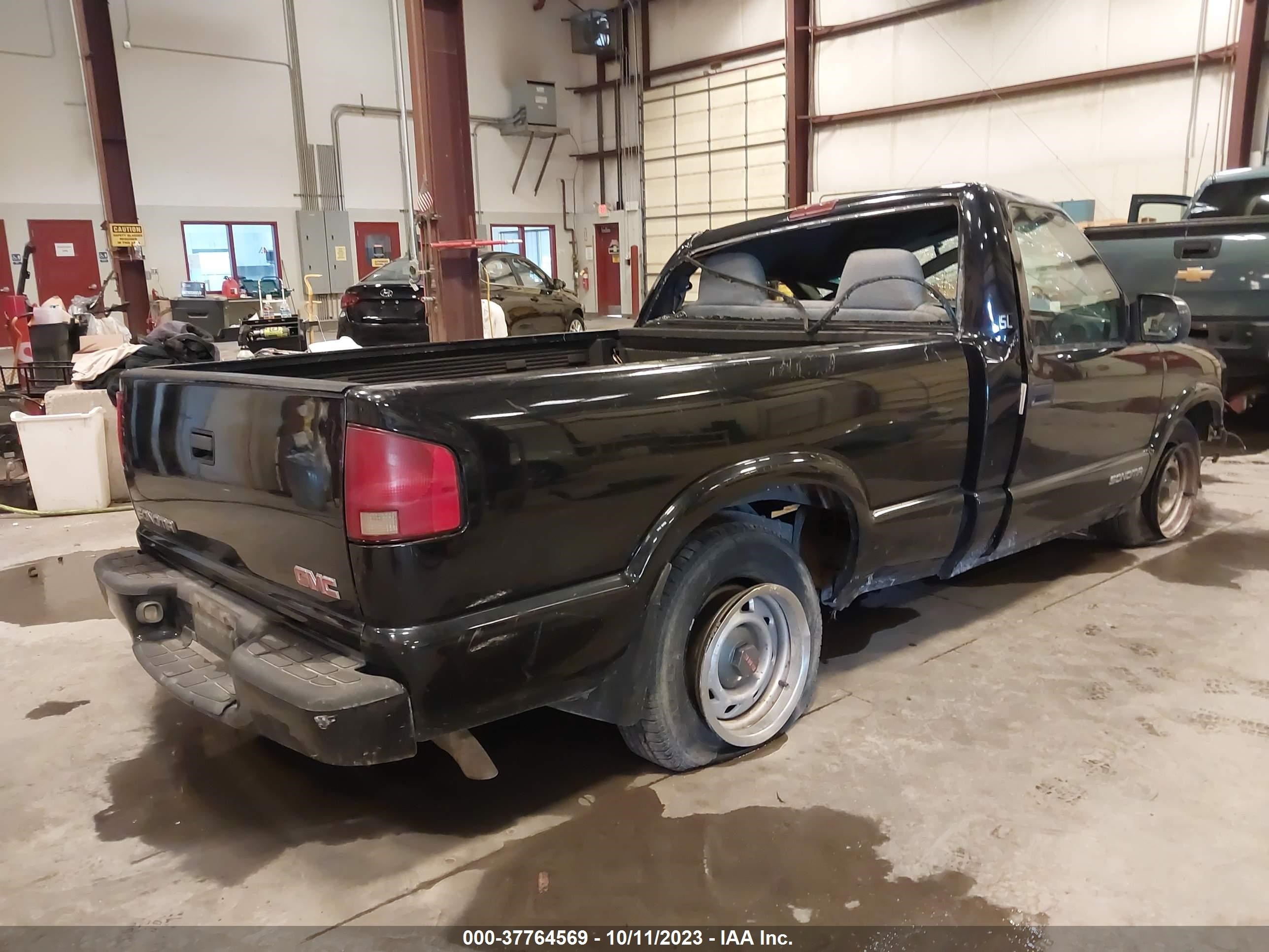 Photo 3 VIN: 1GTCS1444X8520613 - GMC SONOMA 