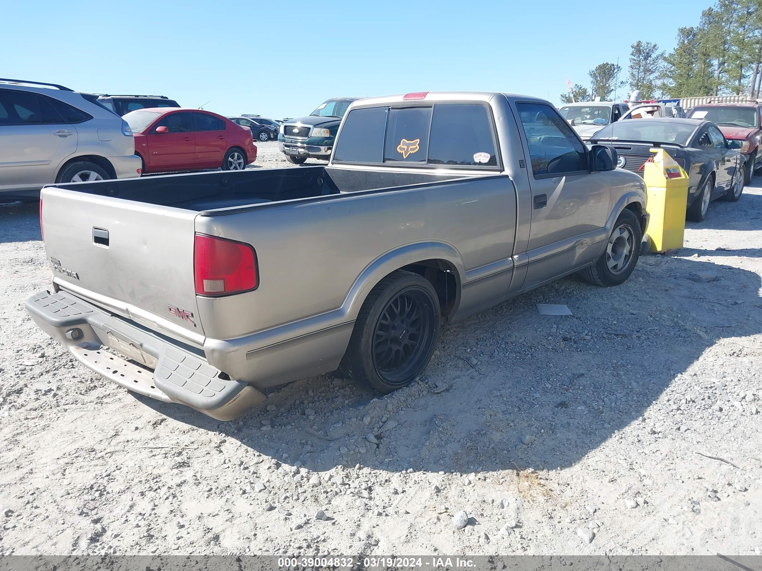 Photo 3 VIN: 1GTCS1445WK502624 - GMC SONOMA 