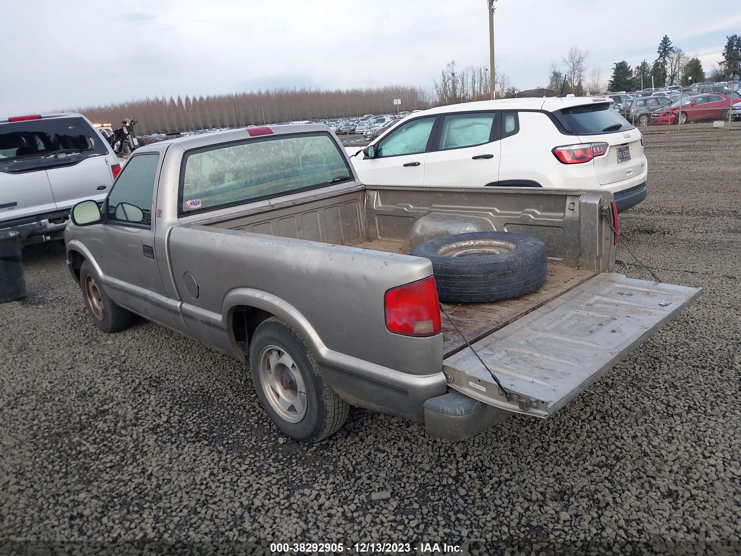 Photo 2 VIN: 1GTCS1449W8530763 - GMC SONOMA 