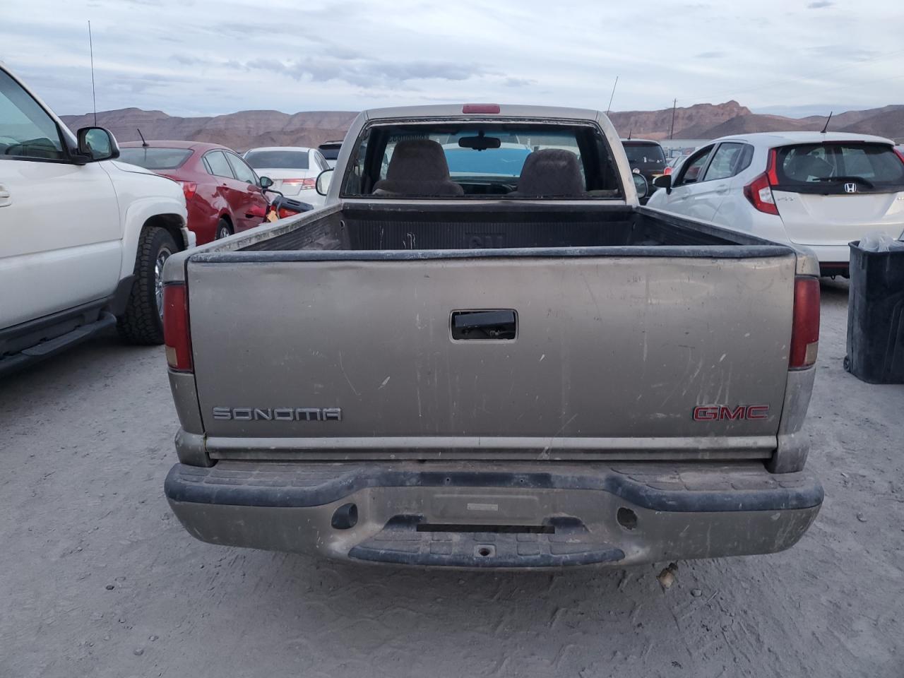 Photo 5 VIN: 1GTCS1459Y8279948 - GMC SONOMA 