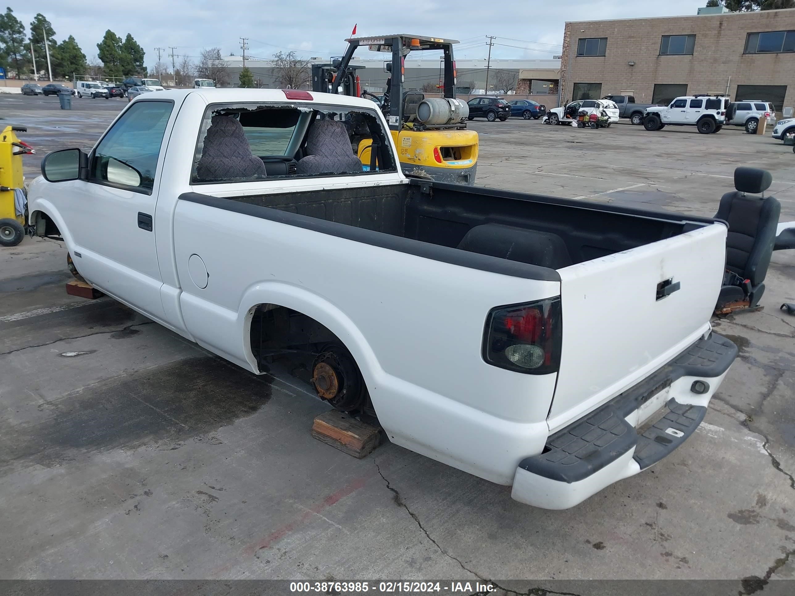 Photo 2 VIN: 1GTCS145X18238475 - GMC SONOMA 