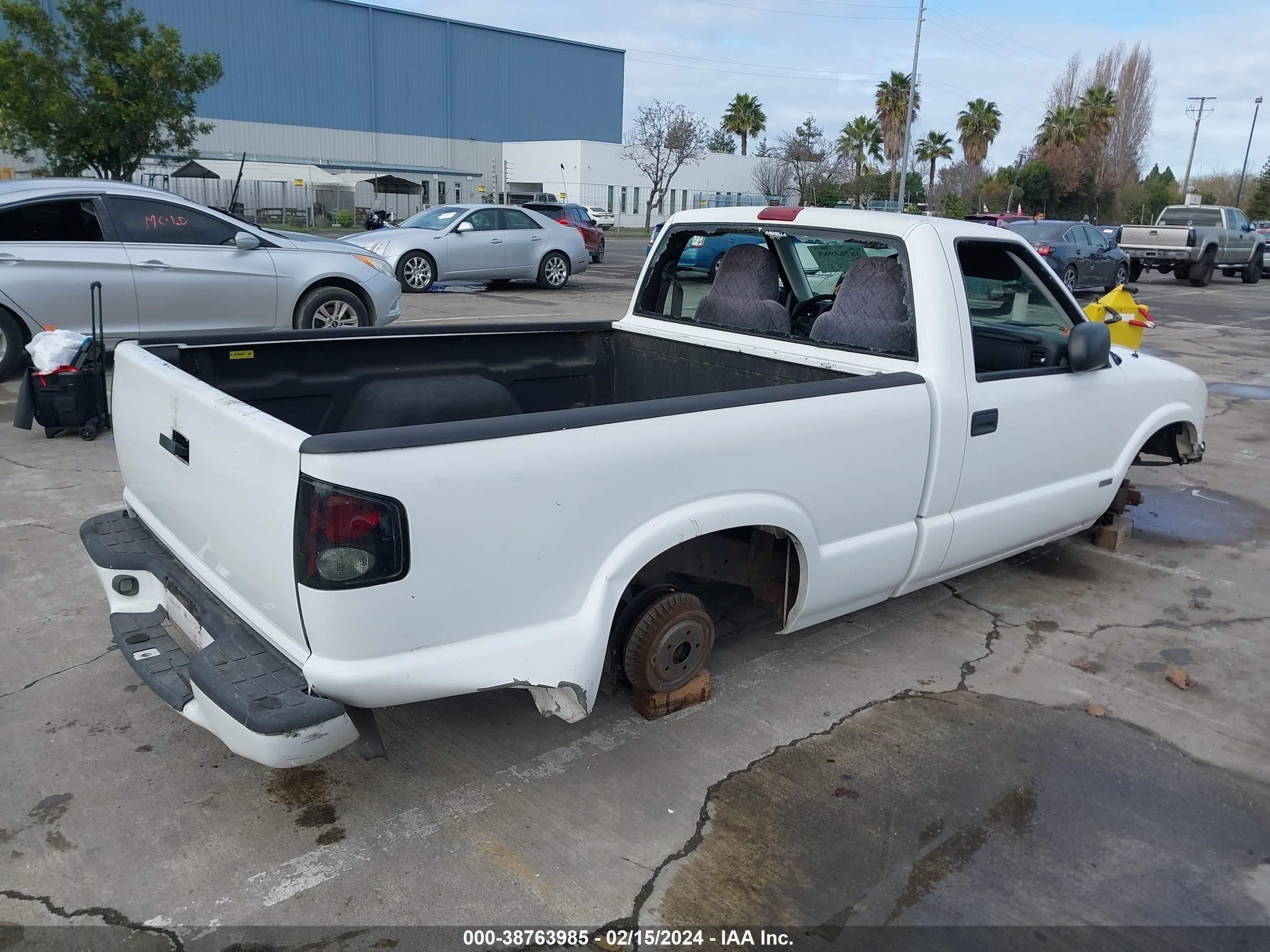 Photo 3 VIN: 1GTCS145X18238475 - GMC SONOMA 