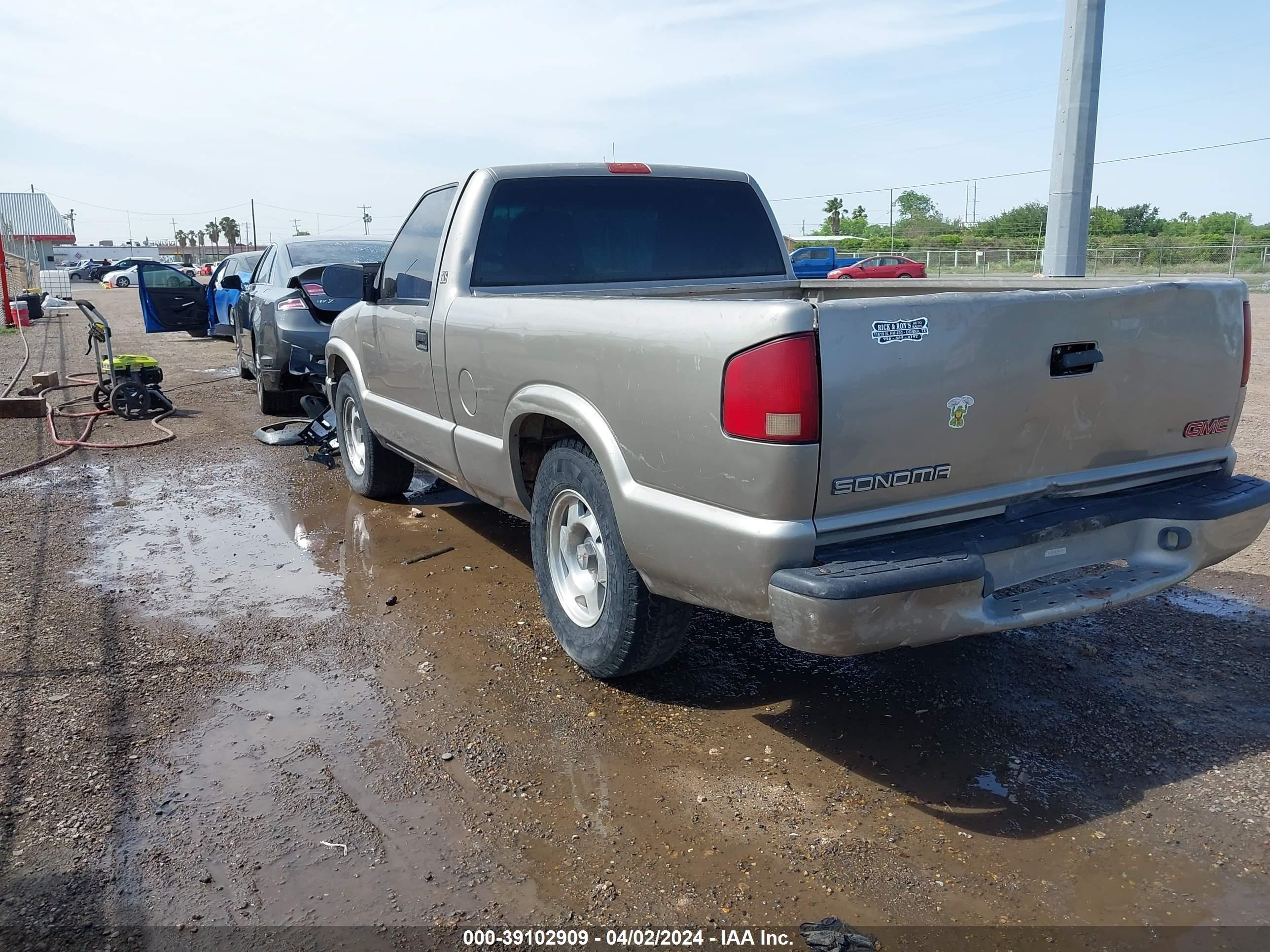 Photo 2 VIN: 1GTCS145XY8254735 - GMC SONOMA 