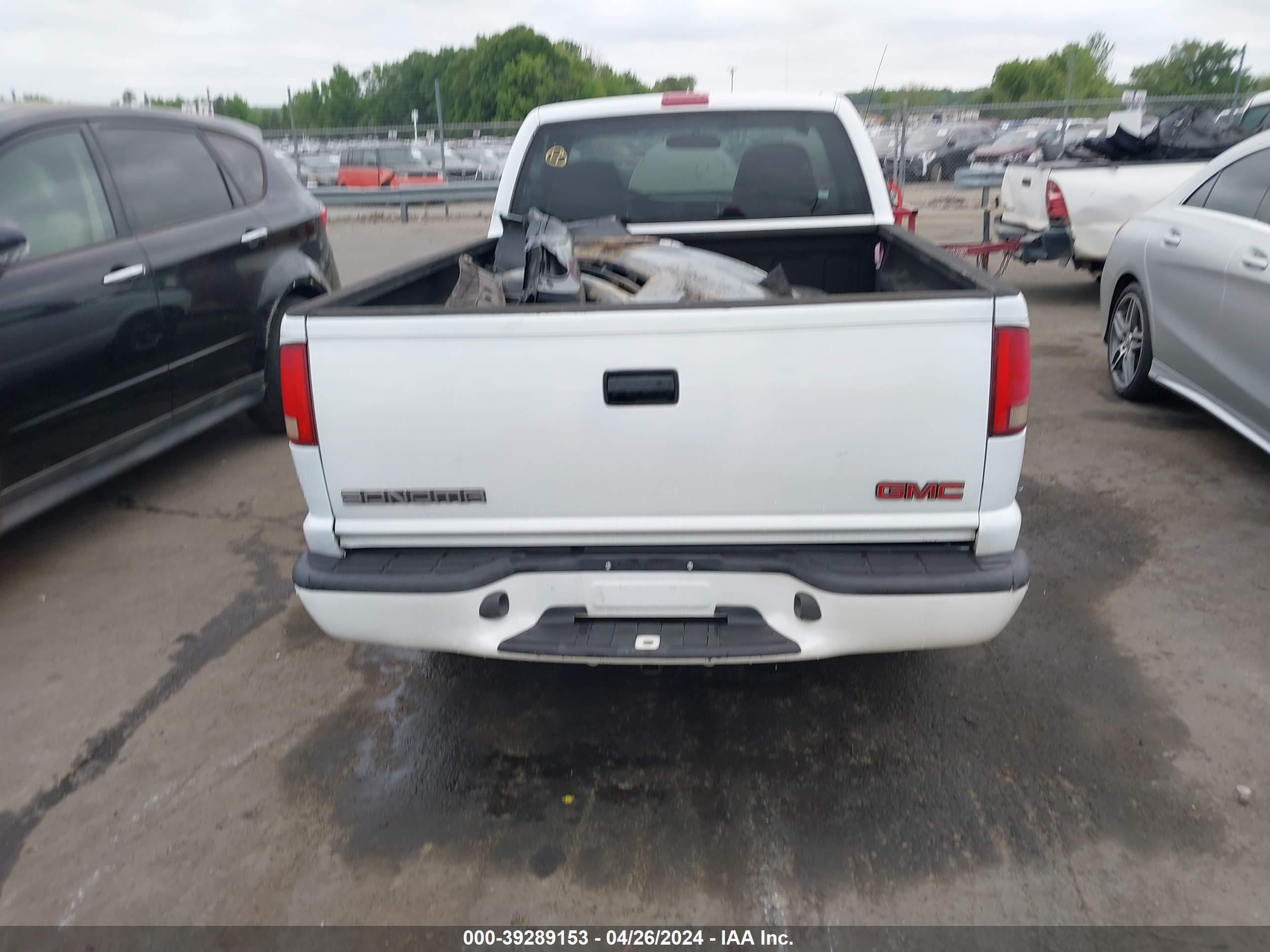 Photo 15 VIN: 1GTCS14H038216529 - GMC SONOMA 