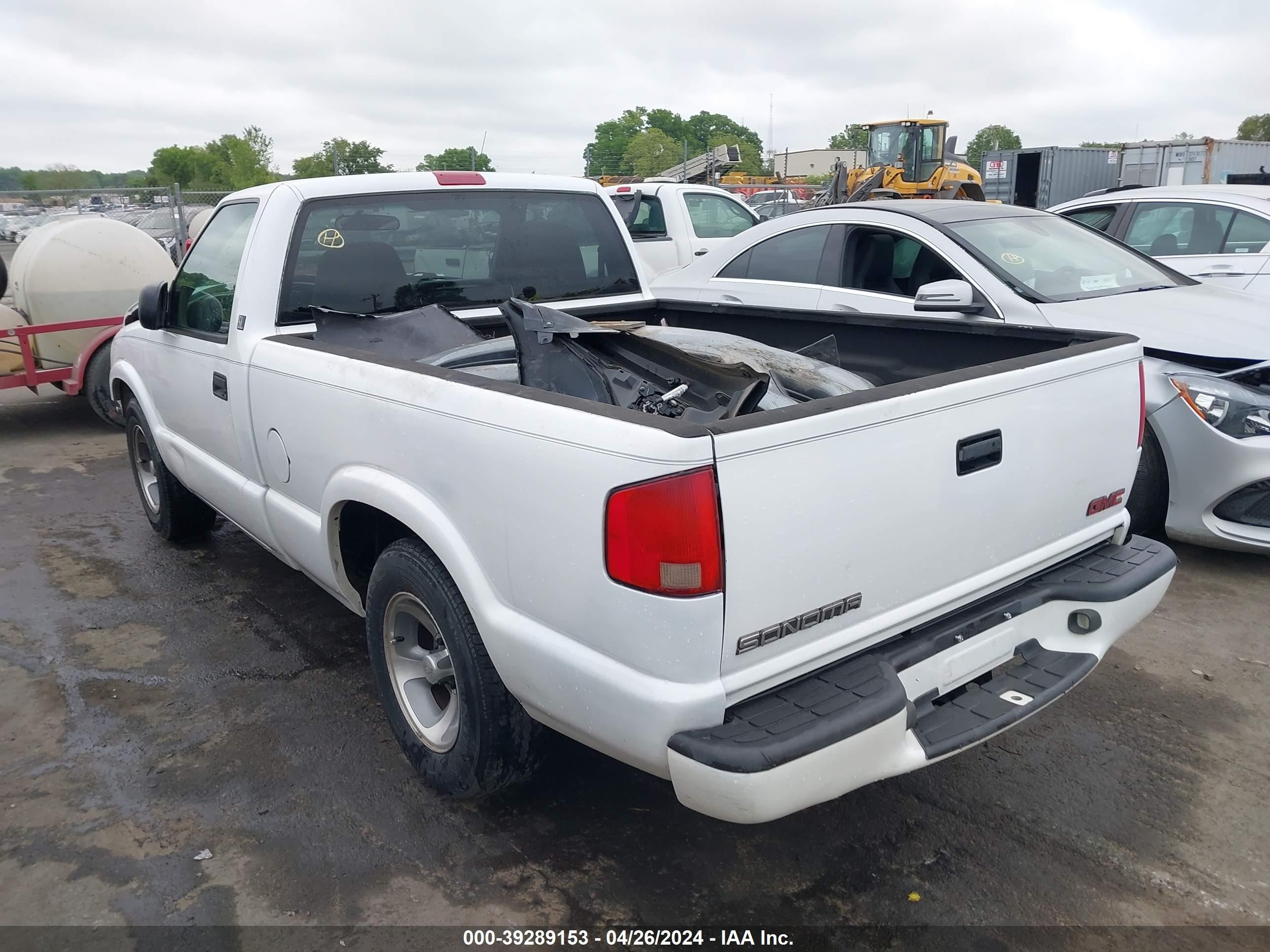 Photo 2 VIN: 1GTCS14H038216529 - GMC SONOMA 