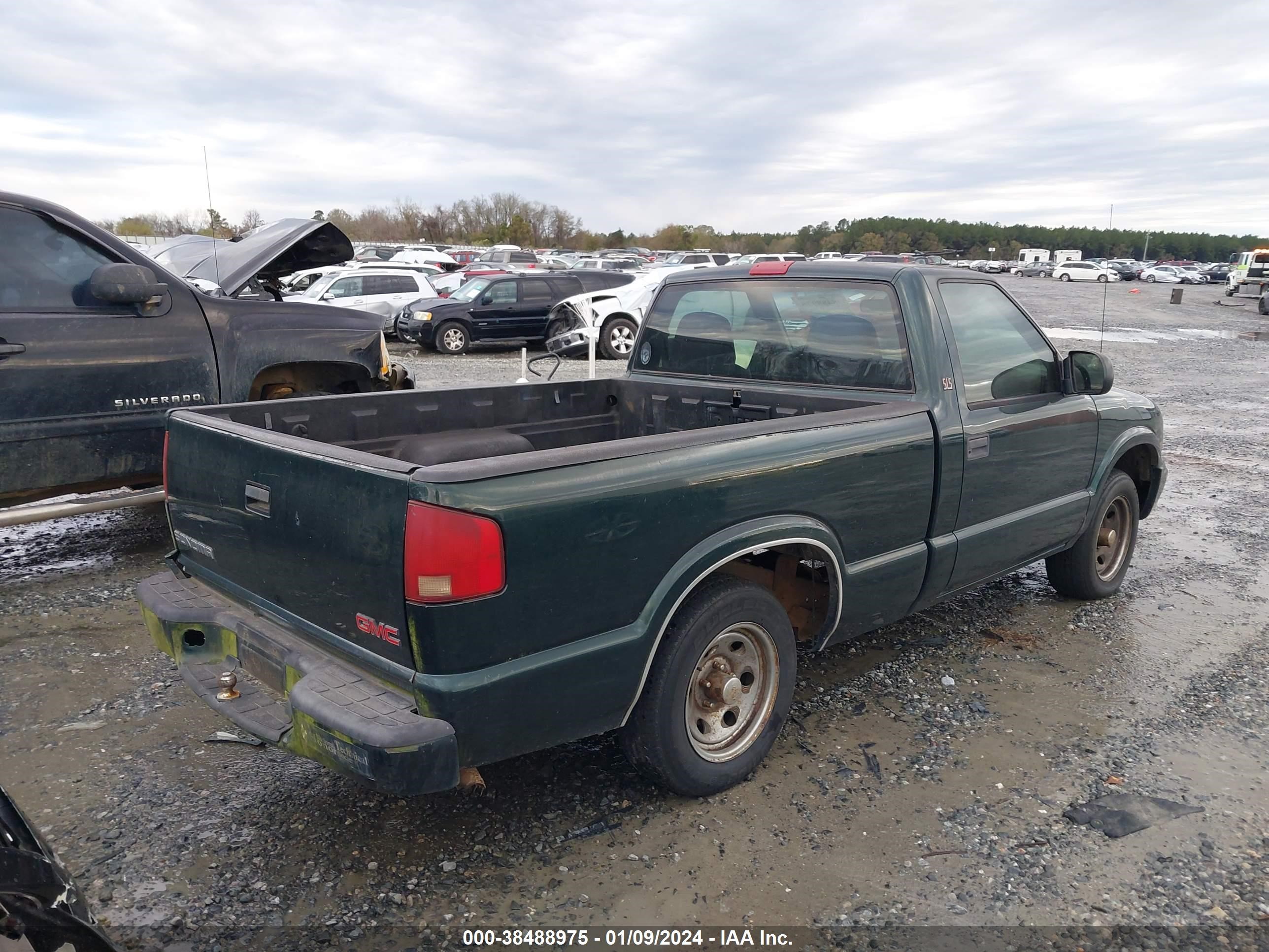 Photo 3 VIN: 1GTCS14H238101074 - GMC SONOMA 