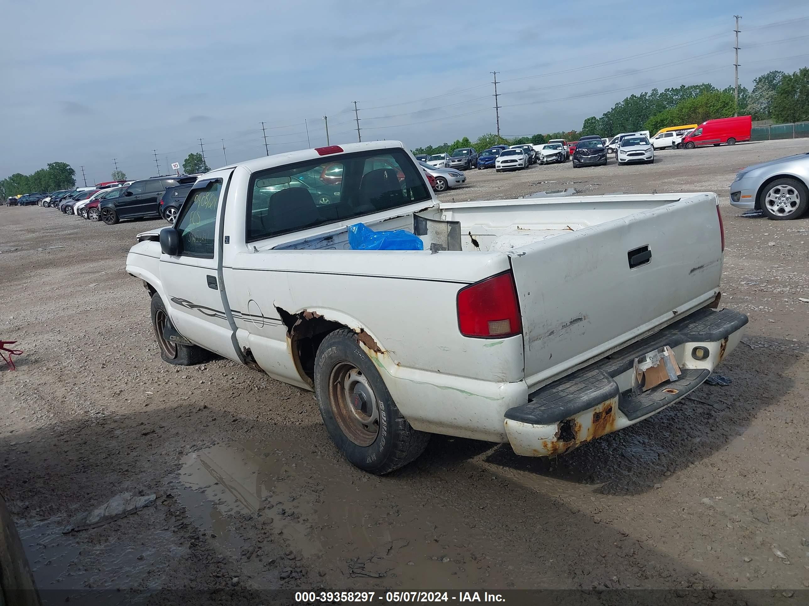 Photo 2 VIN: 1GTCS14H338243238 - GMC SONOMA 