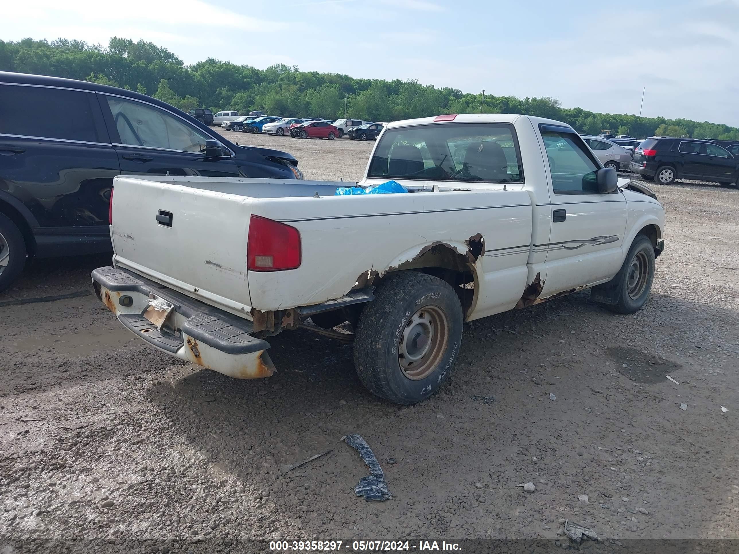 Photo 3 VIN: 1GTCS14H338243238 - GMC SONOMA 