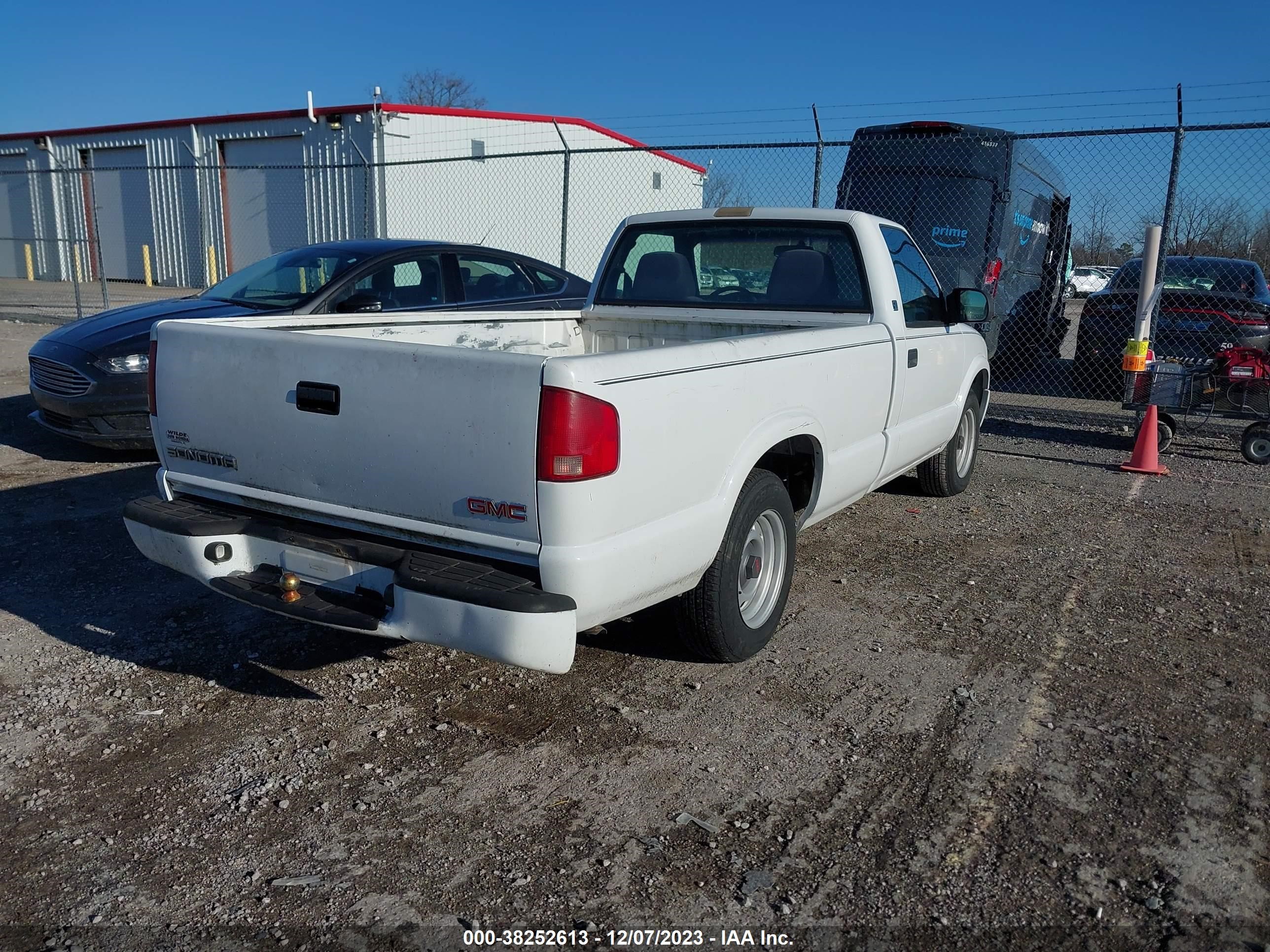 Photo 3 VIN: 1GTCS14H438227596 - GMC SONOMA 